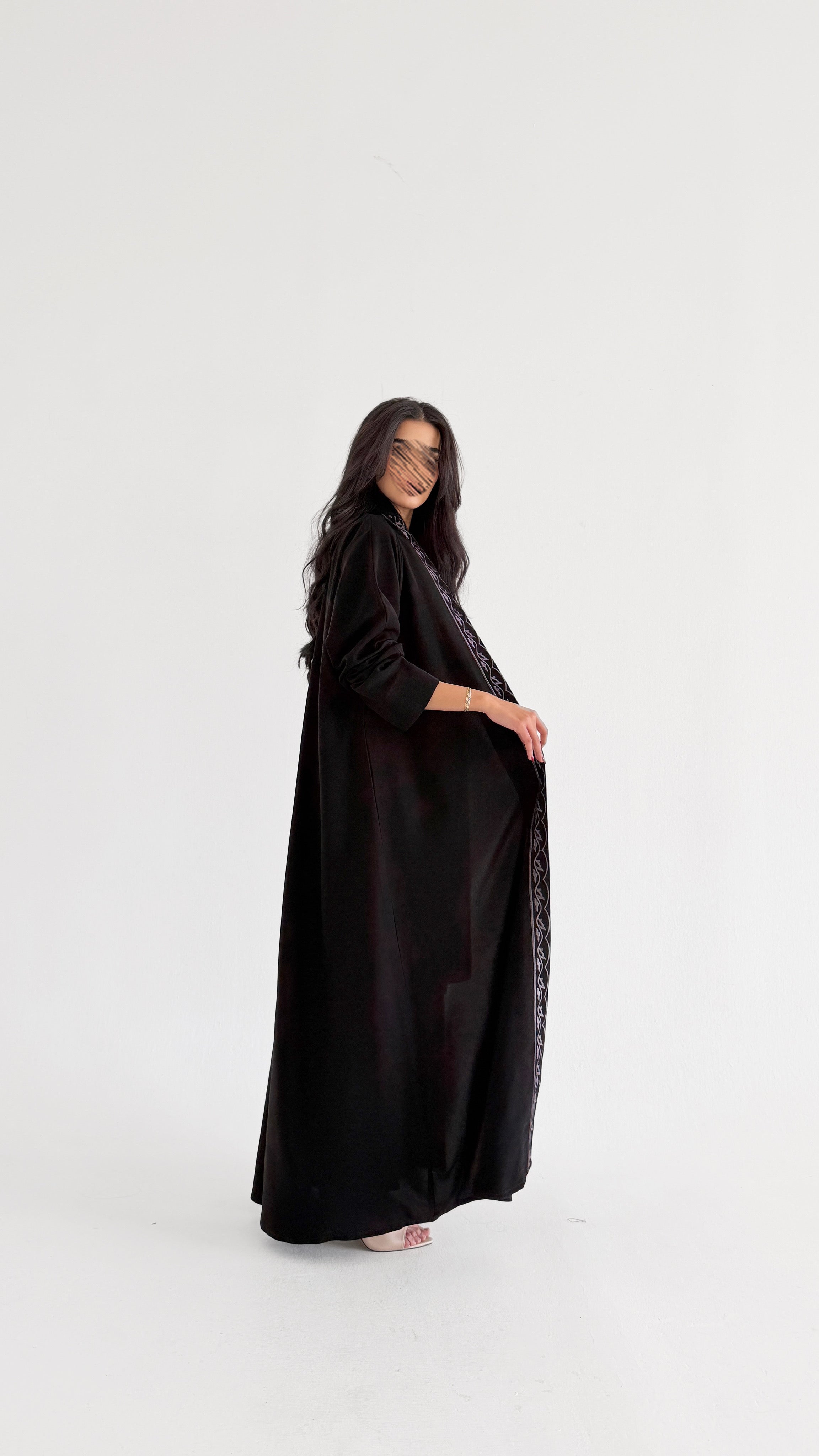 MWT1019 - عبايه اسود مع تطريز من الامام - Aya