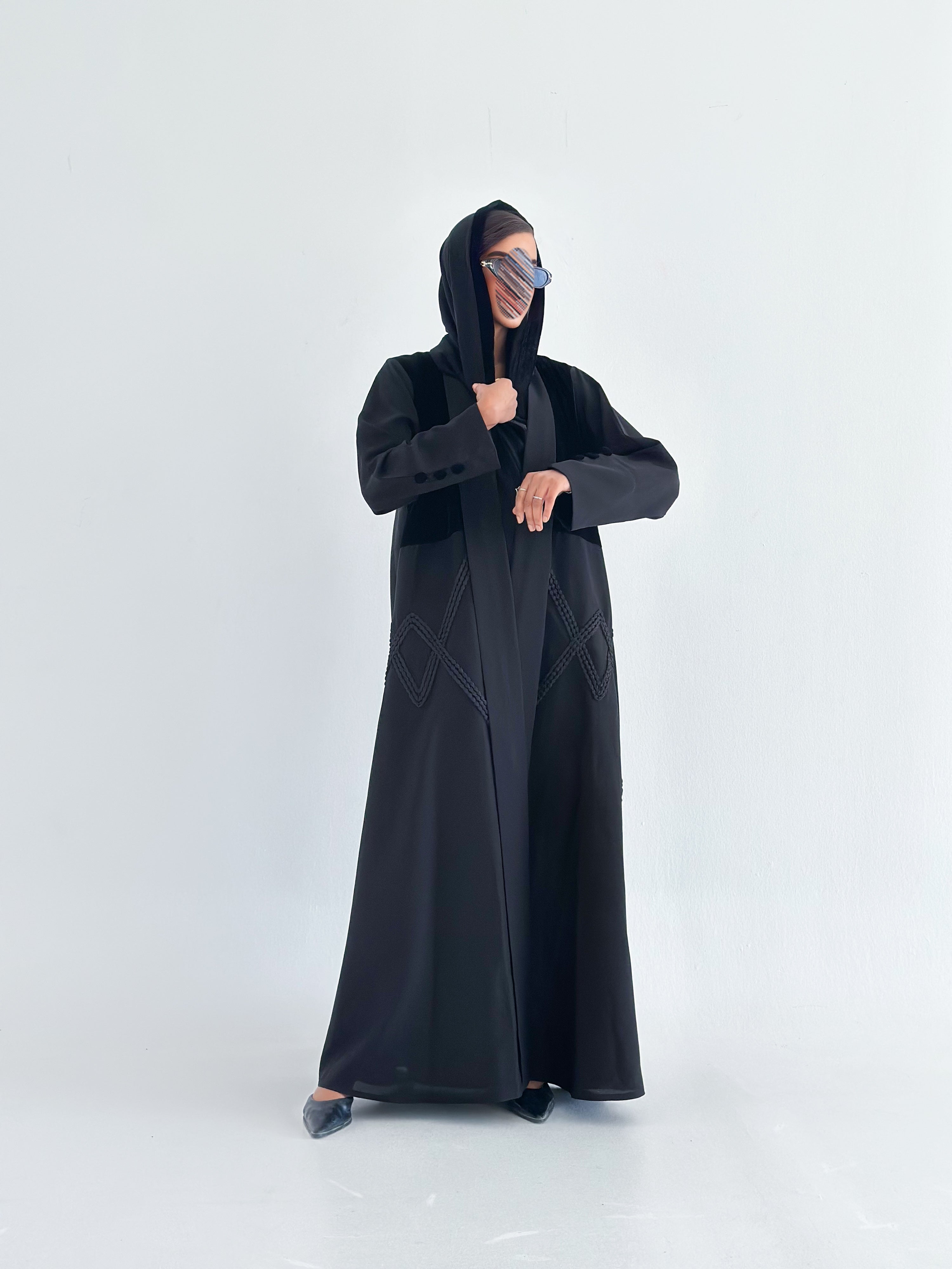MWT559 - عباية مخمل مع تطريز أسود