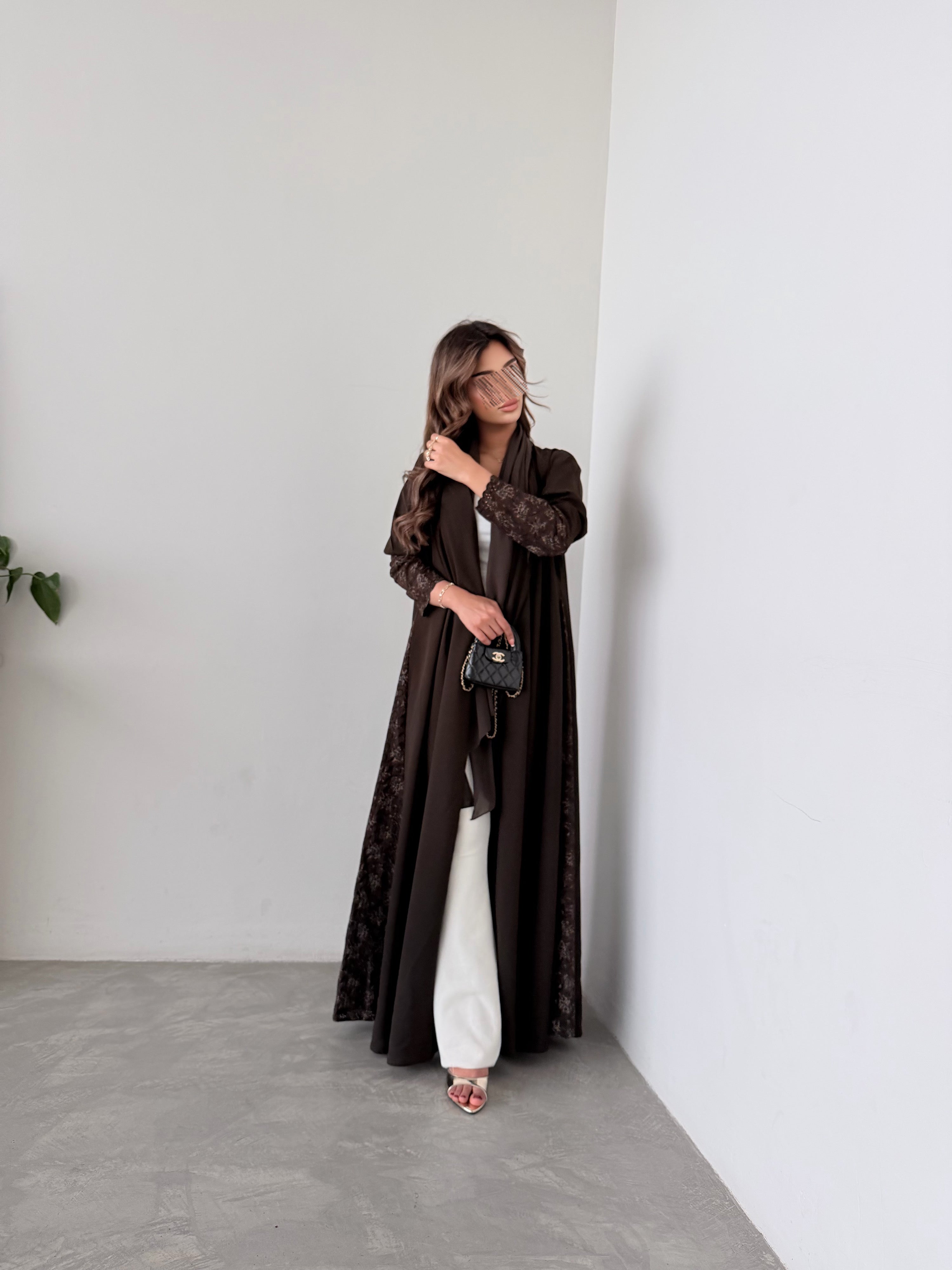 MWT782 - عباية بنية مع ركامة بنية موردة - Aya