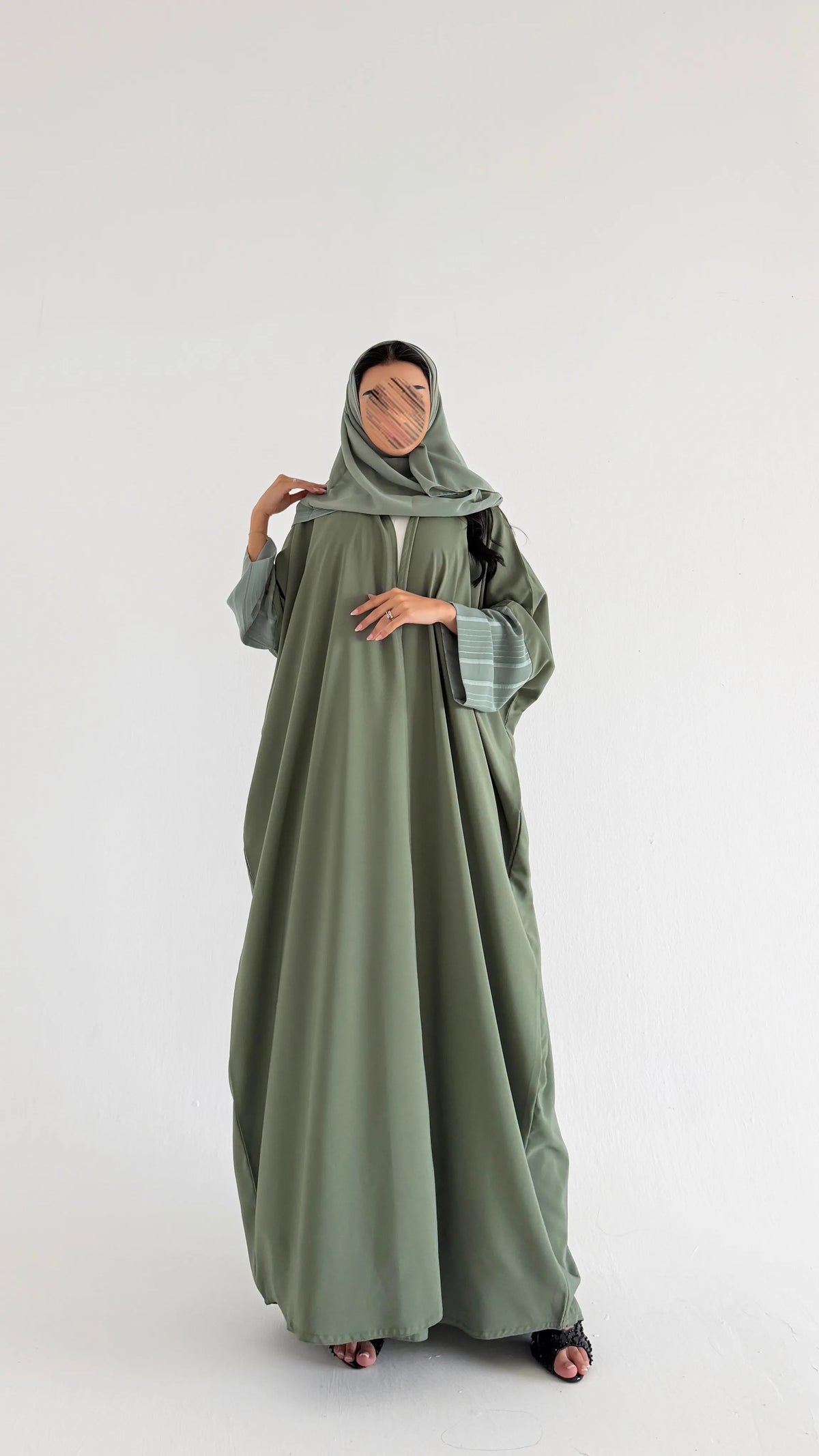 MWT5243 - عباية بقماش صيفي ناعم مع أكمام مقلمة - Aya