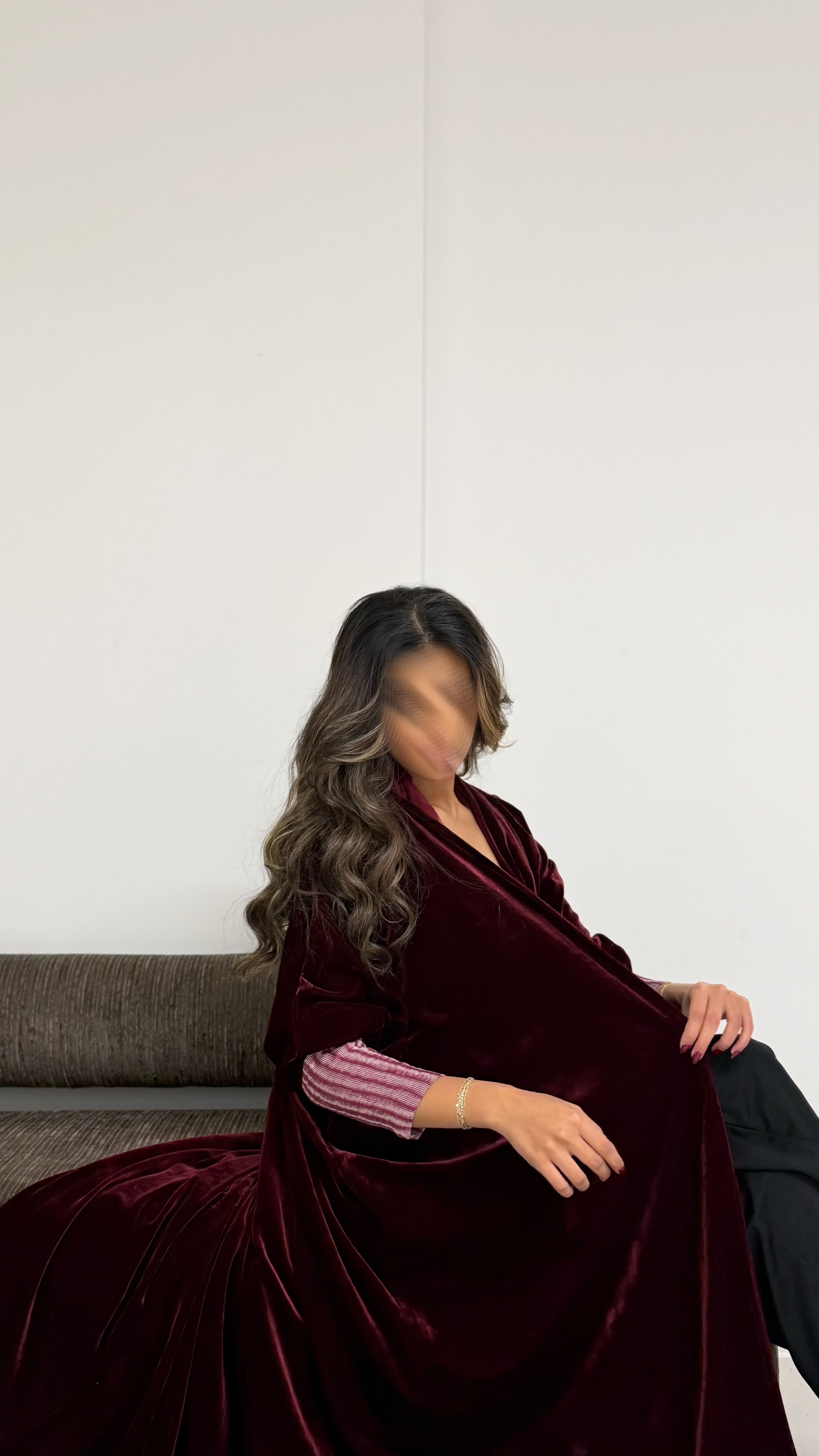 MWT525 - عباية عنابية مخمل بأكمام استرتش - Aya