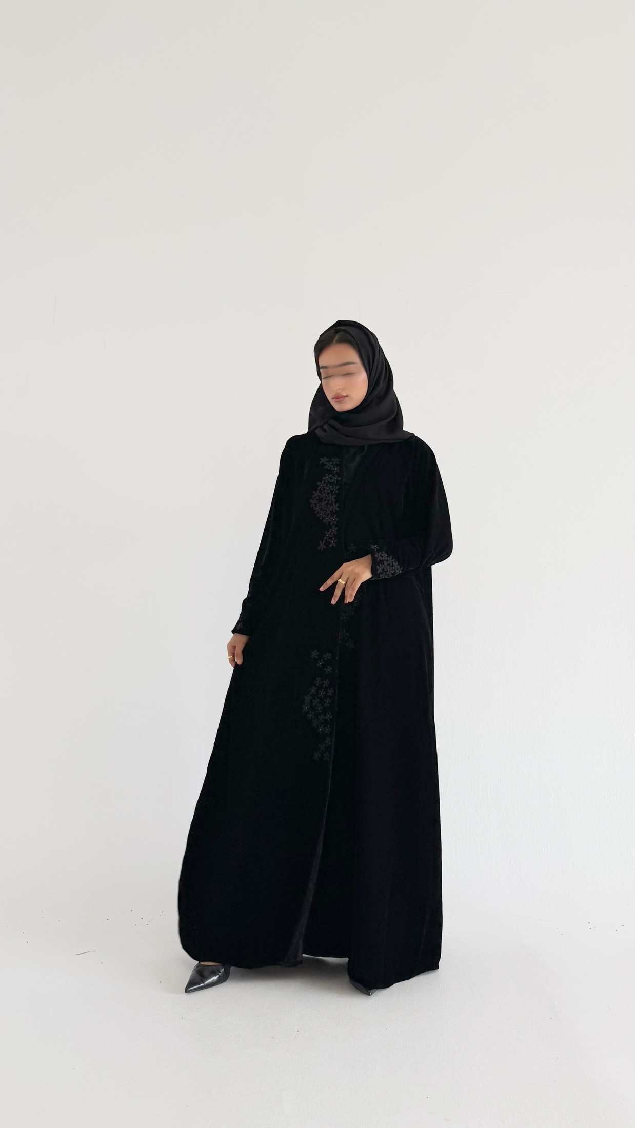MWT727 - عباية مخمل بتطريز أسود - Aya