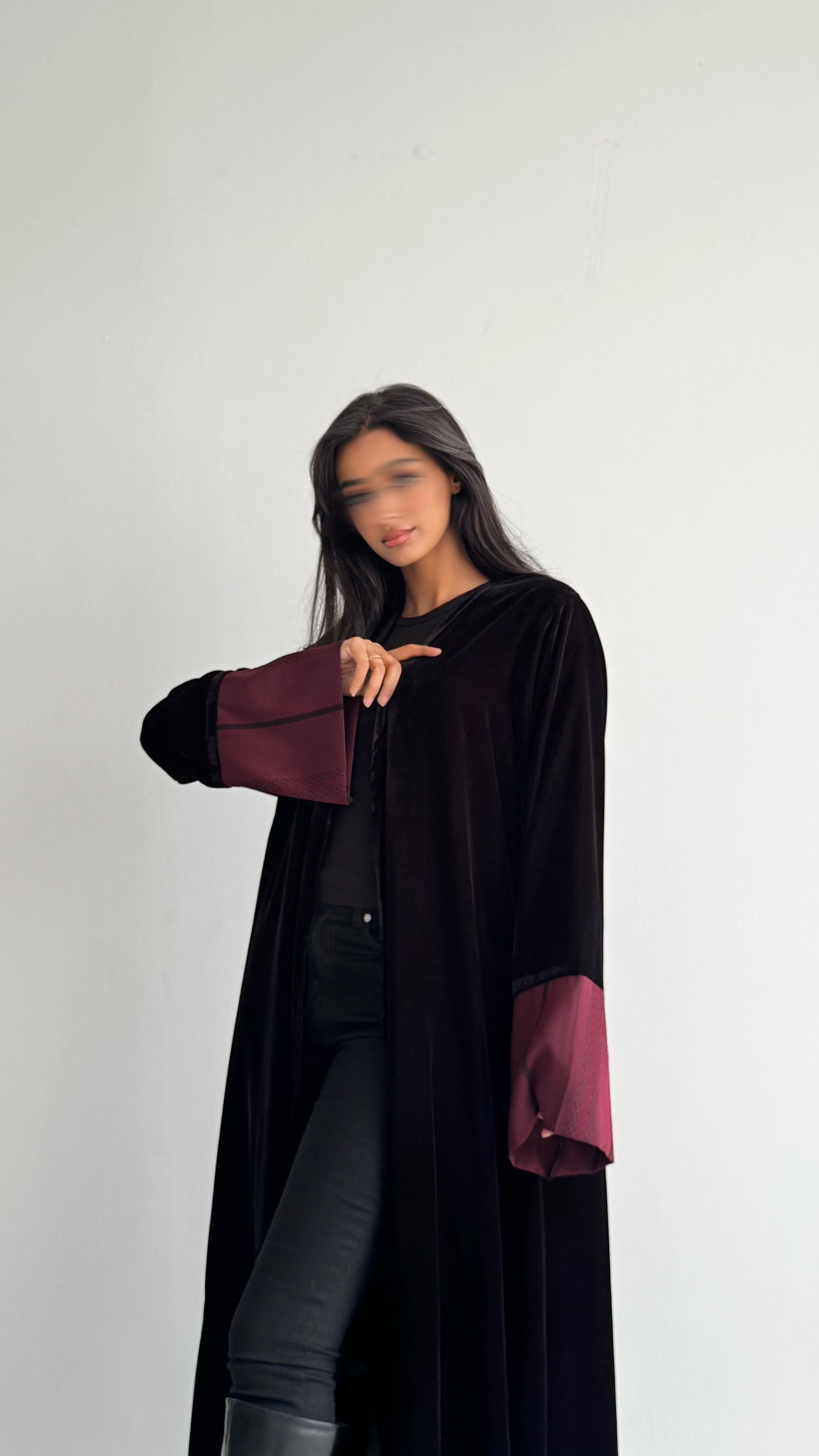 MW1842 - عباية مخمل مع اضافة تدخيلة الجاكار المطرز ليمنحك اطلالة راقية وعصرية - Aya