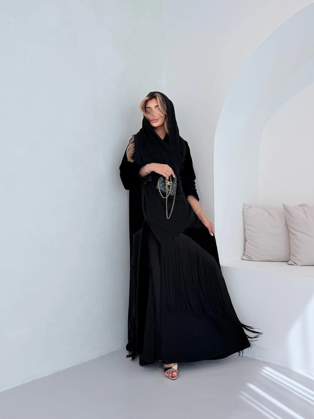 MWT5275 - عباية مخمل اسود مع هدب اسود اسفل العباية - Aya