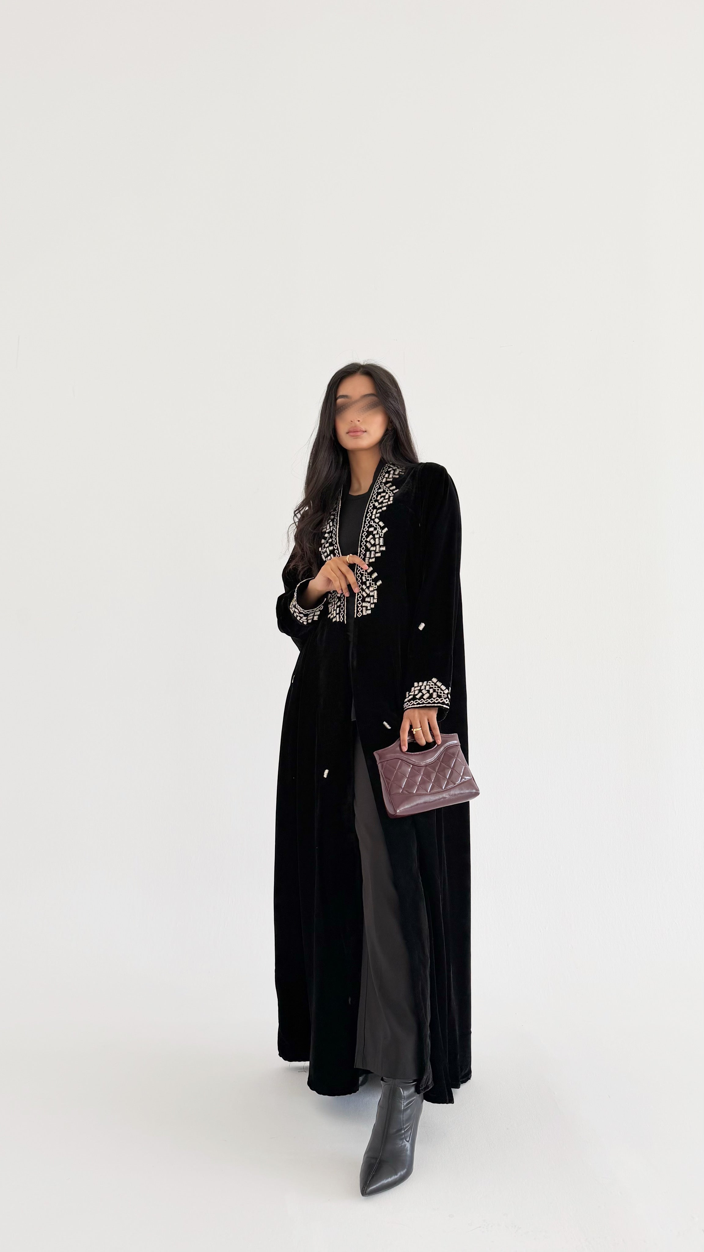 MWT684 - عباية مخمل اسود  تطريز من الامام