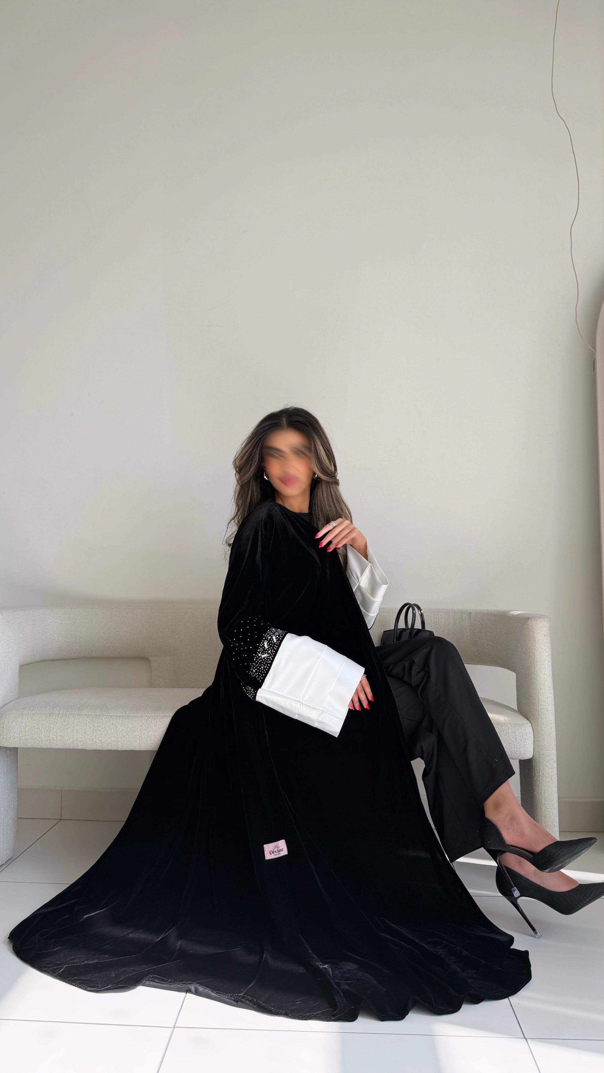 MWT669 - عباية مخمل اسود مع تدخيلة ابيض