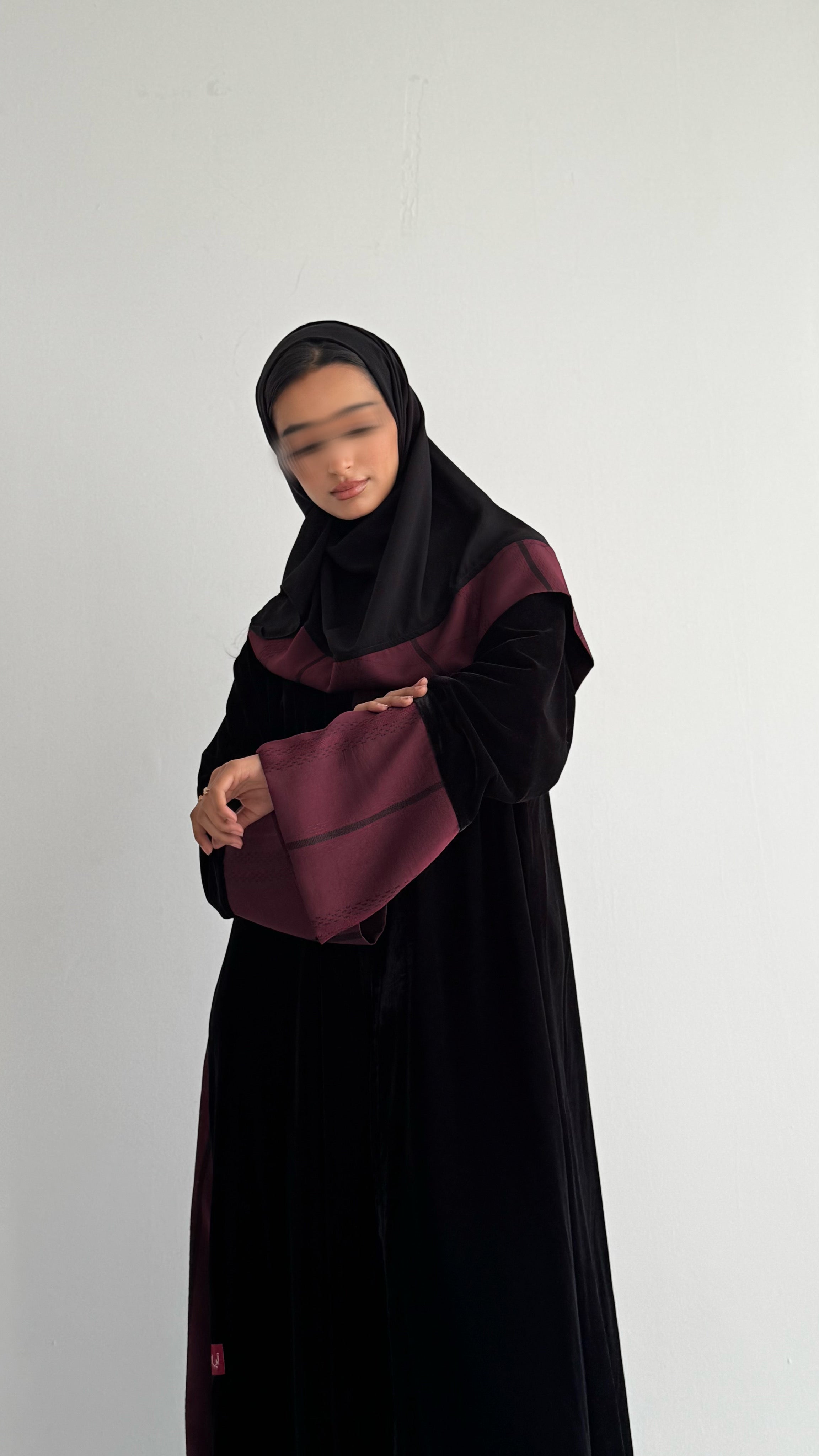 MW1842 - عباية مخمل مع اضافة تدخيلة الجاكار المطرز ليمنحك اطلالة راقية وعصرية - Aya