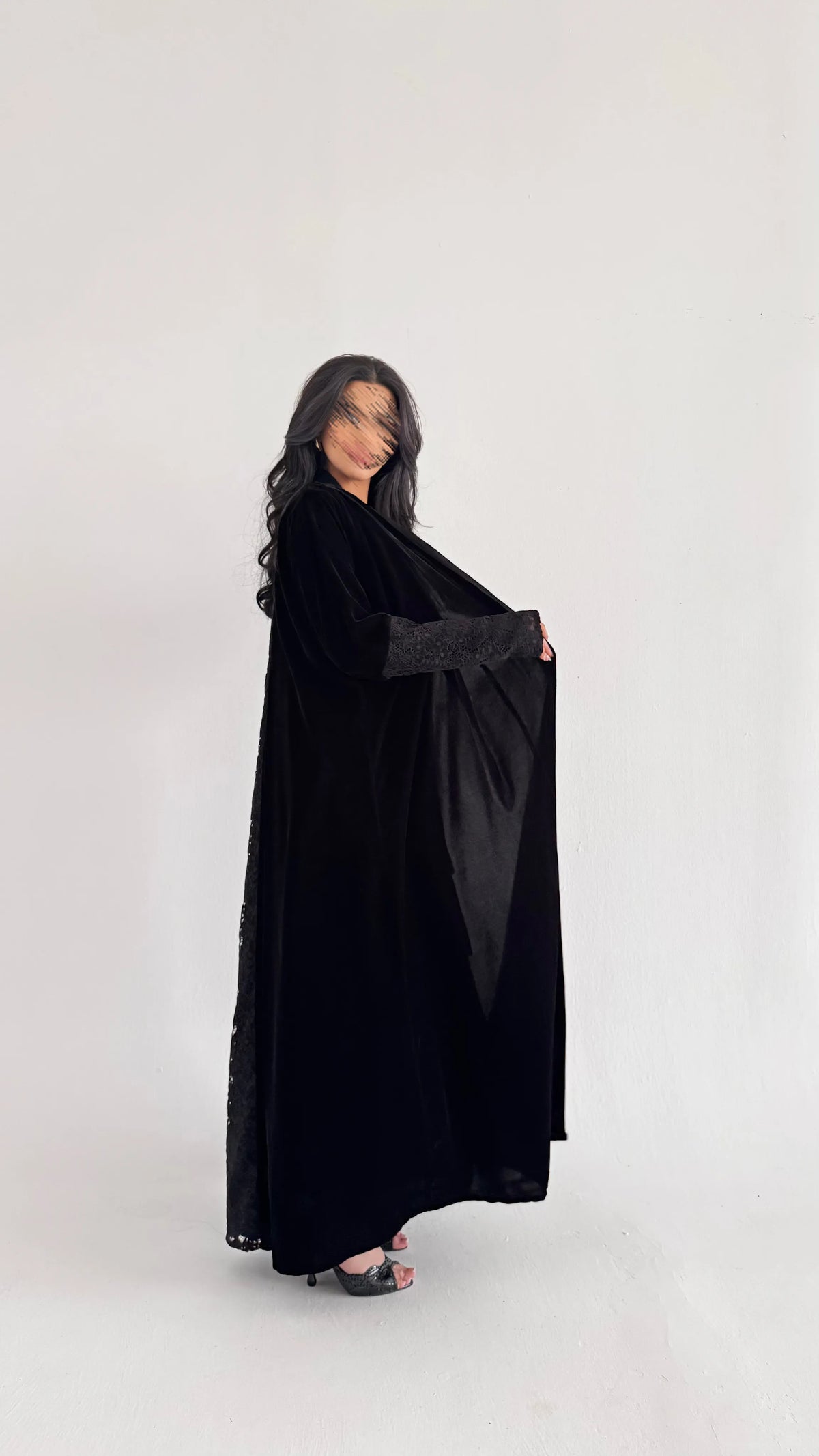 MWT3001 - عباية مخمل أسود بدانتيل بالظهر والاكمام - Aya