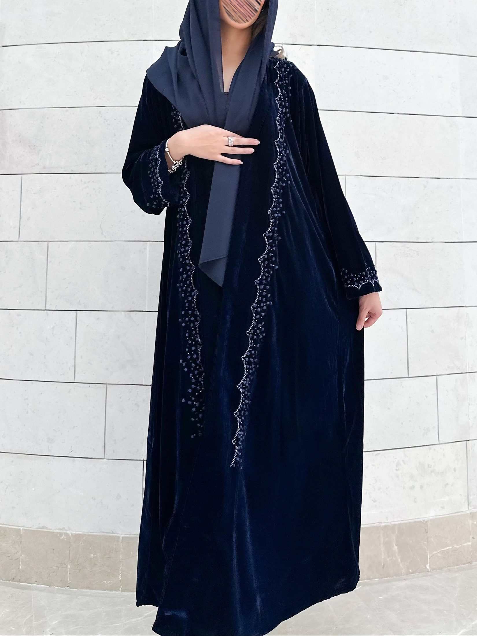 MWT725 - عباية مخمل بتطريز كحلي - Aya
