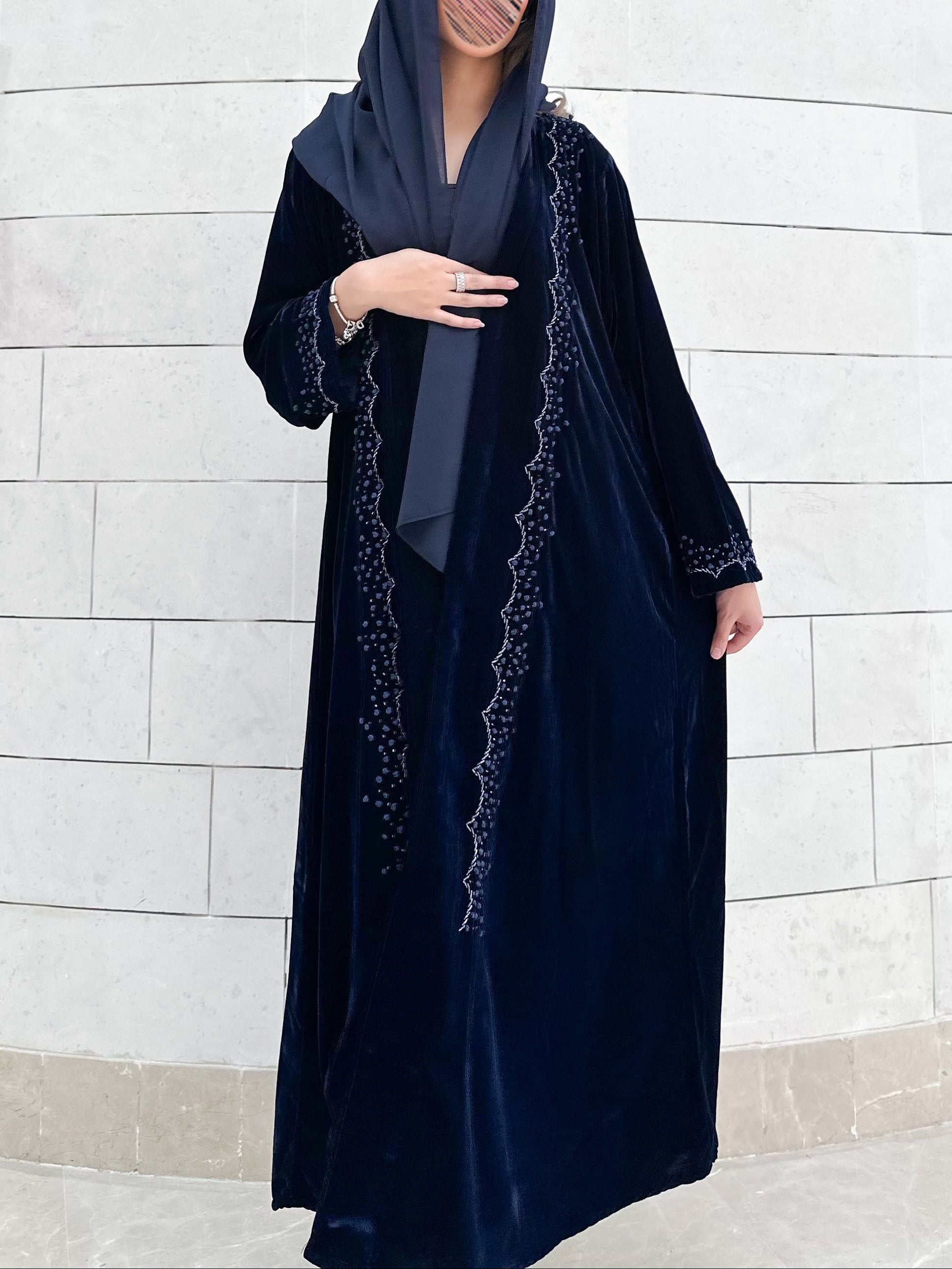 MWT725 - عباية مخمل بتطريز كحلي - Aya