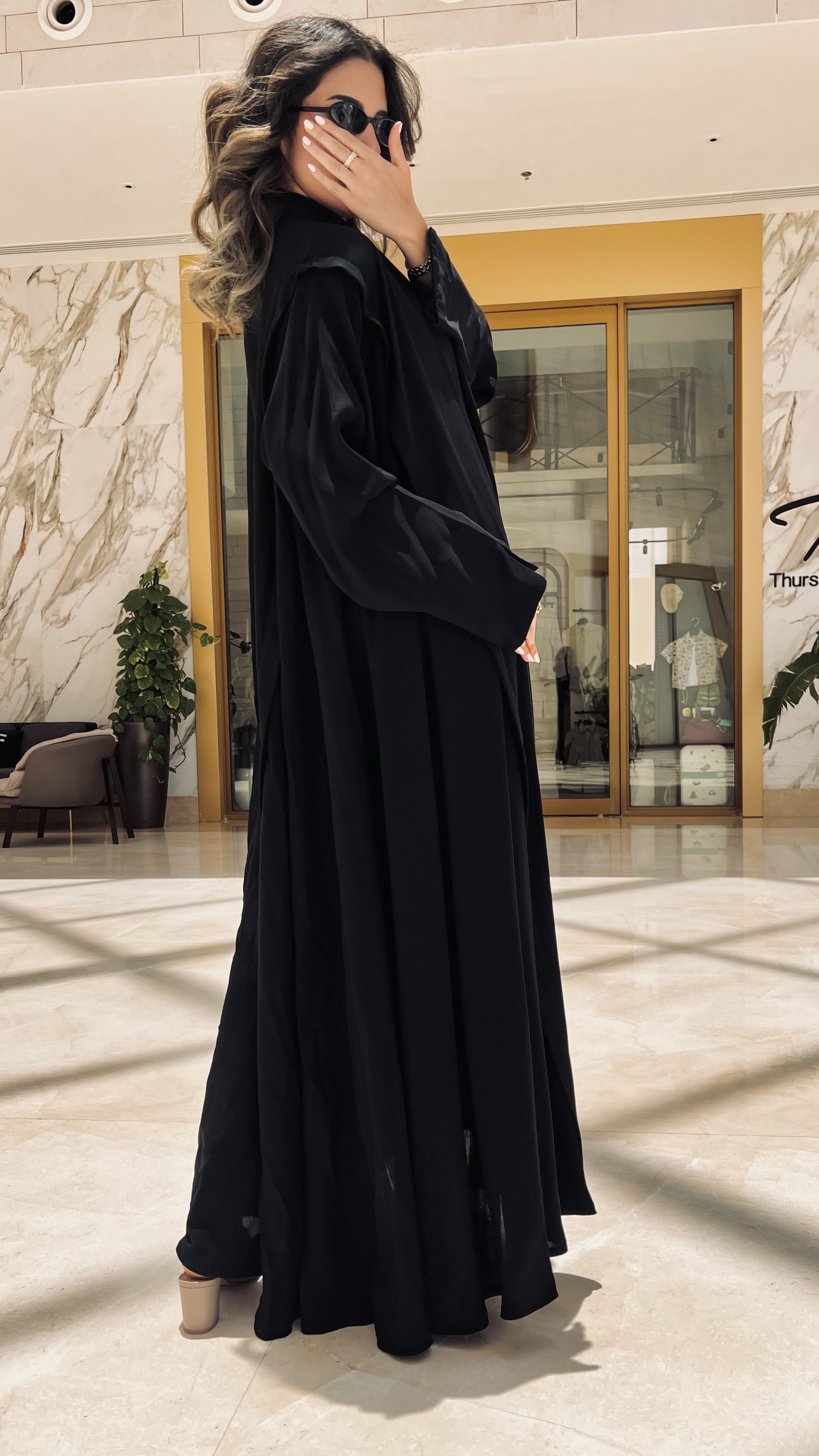 MW1599 - عباية سوداء كريب عملية | Black Practical Crepe Abaya