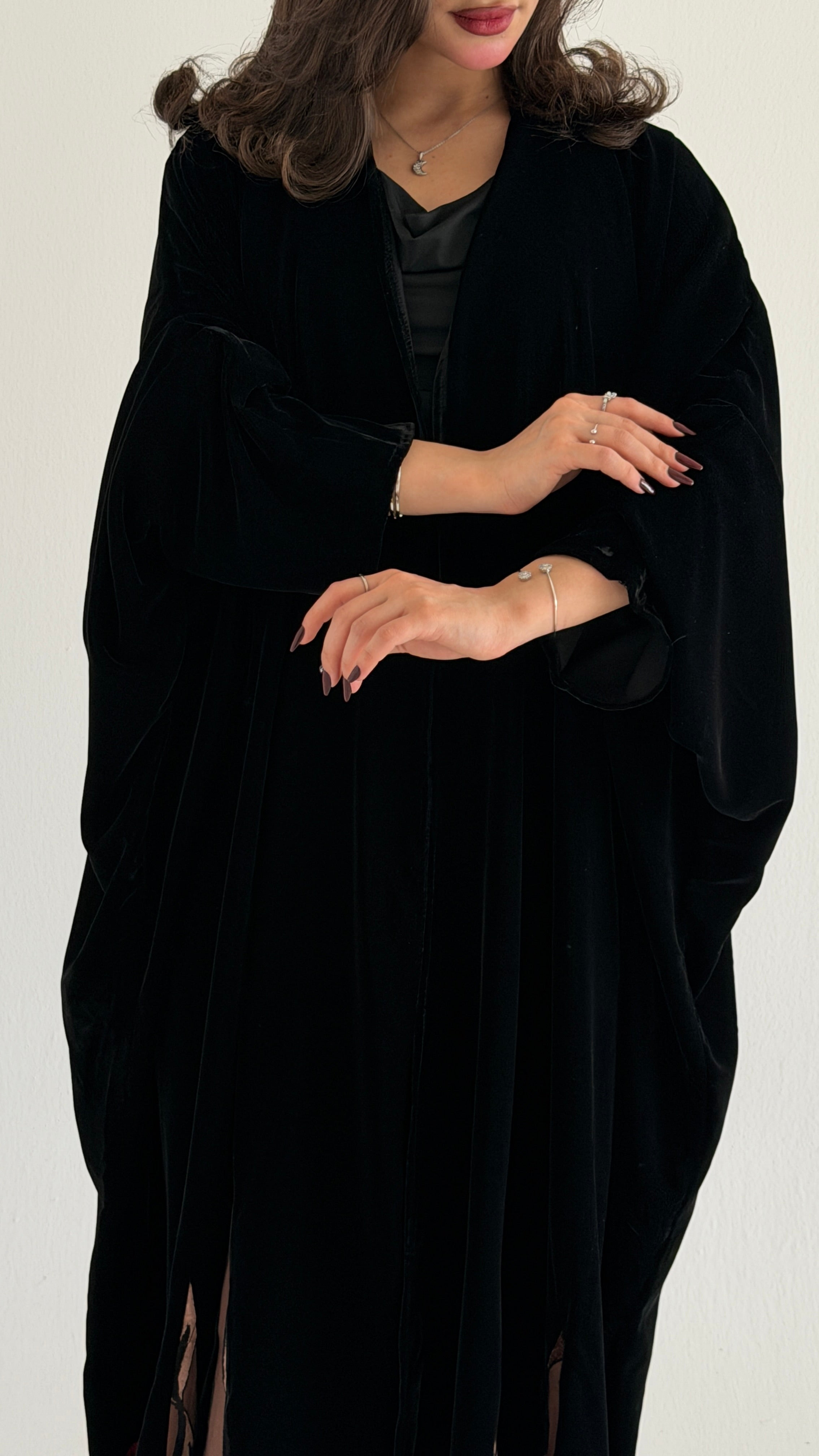 MW1850 - عباية مخمل راقية مع قصات من الاسفل واضافة خامة اشيفون مخمل لتعطي اطلالة راقية وعصرية - Aya