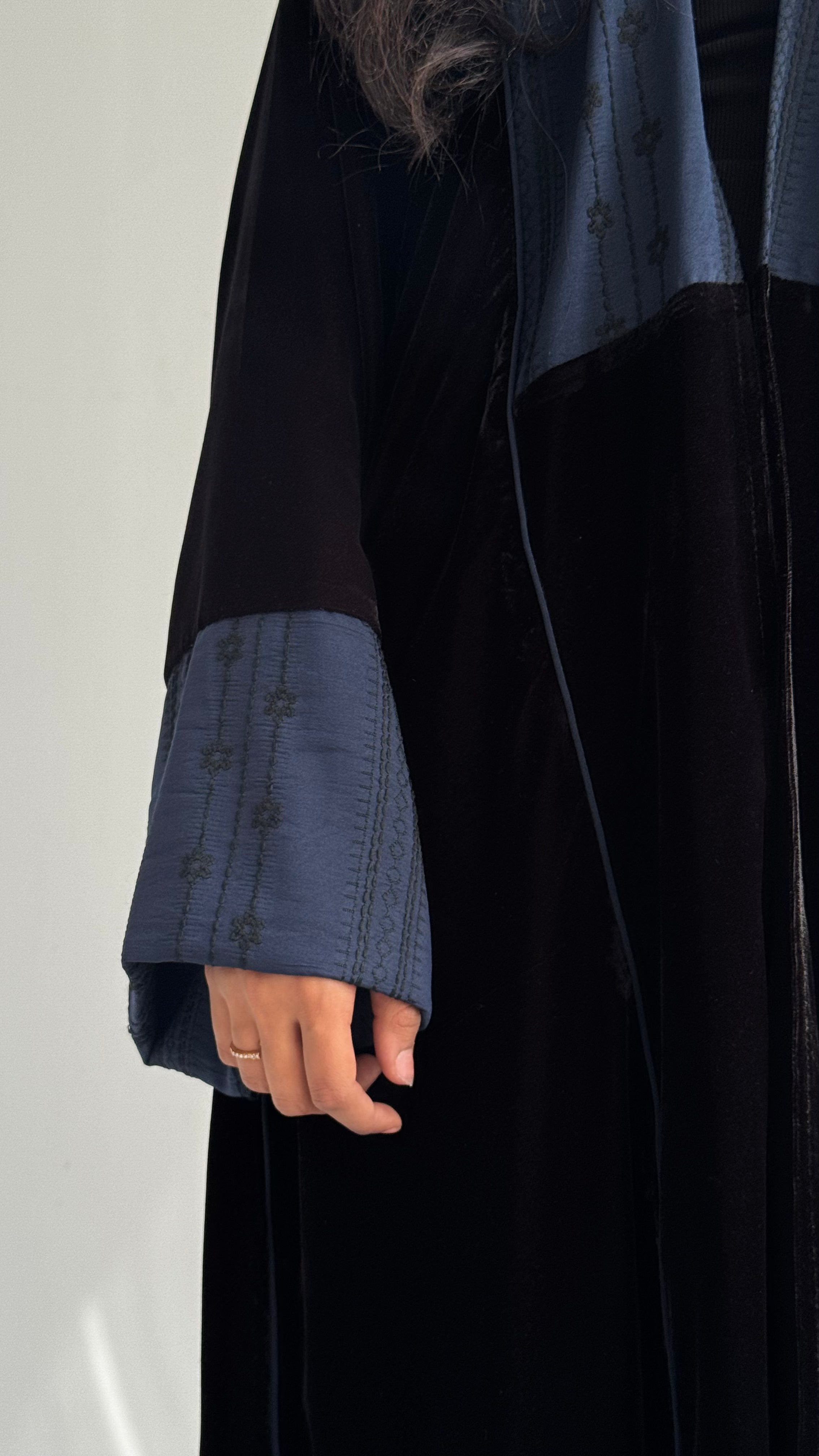 MW1840 - عباية مخمل مع اضافة تدخيلة الجاكار المطرز ليمنحك اطلالة راقية وعصرية - Aya