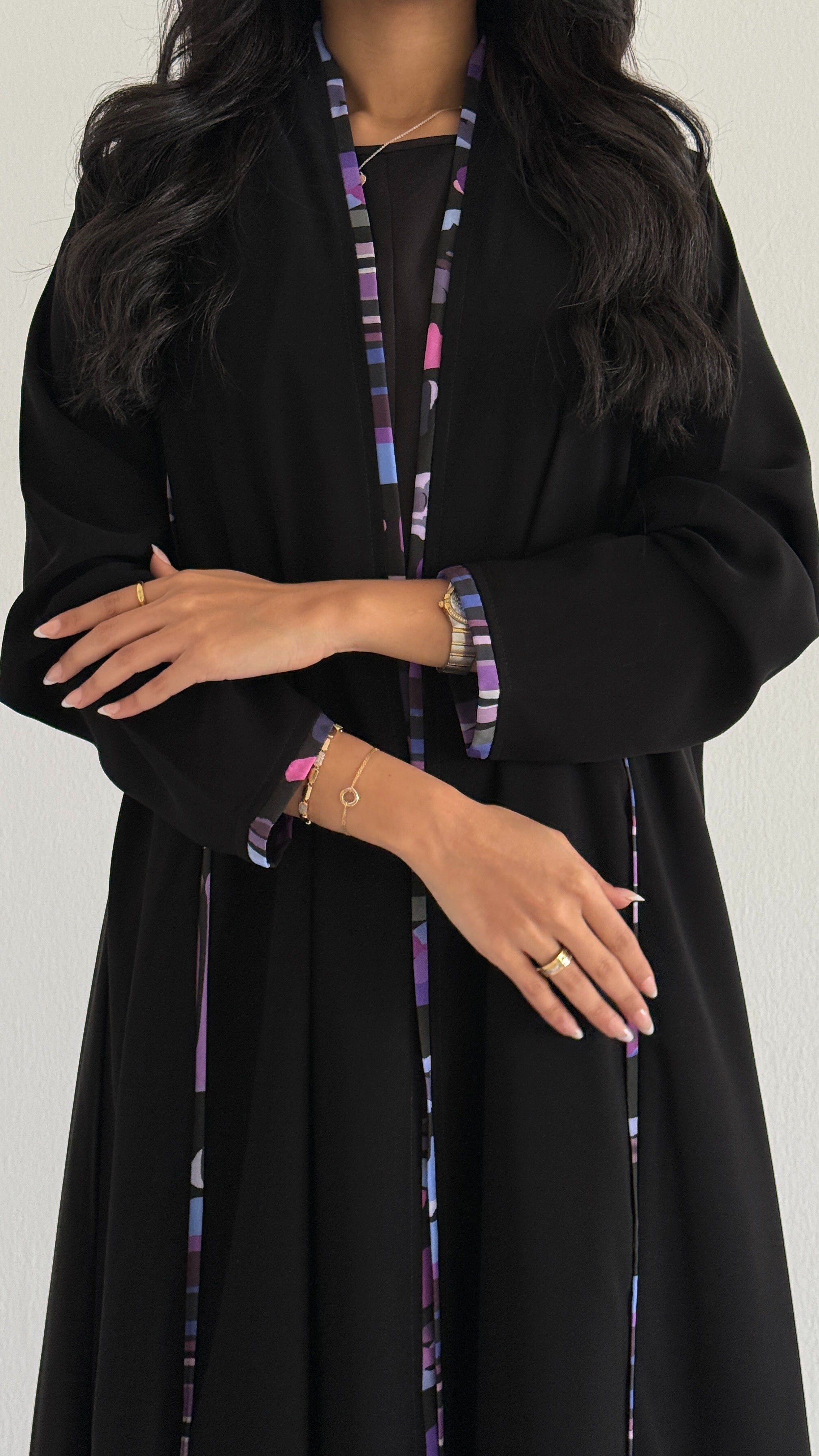 MWT2118 - عباية كريب اسود بتدخيلة أكمام بيج