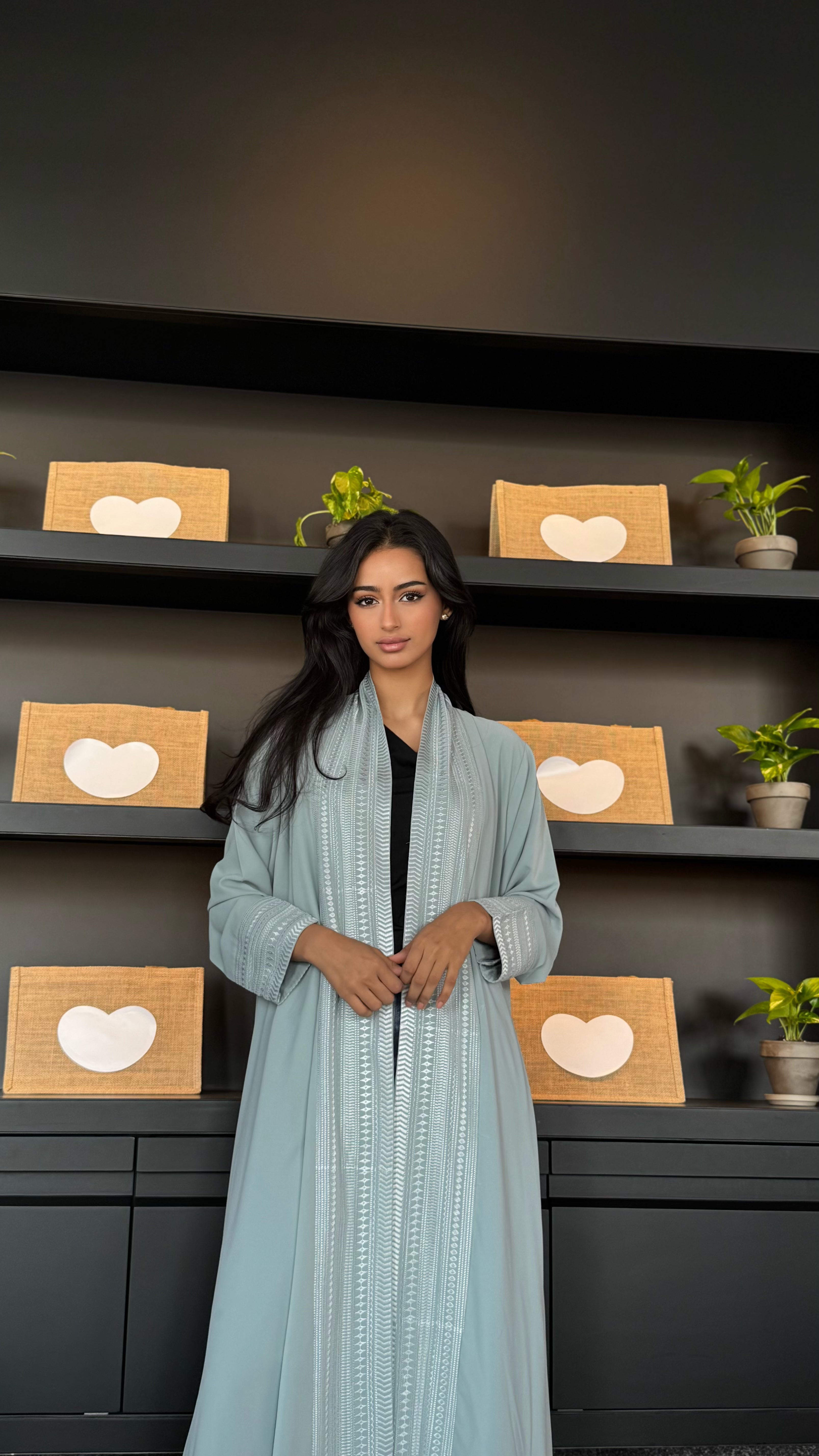MW1504 - عباية تيفاني كلوش عملية مع تطريز في الامام والكم - Aya