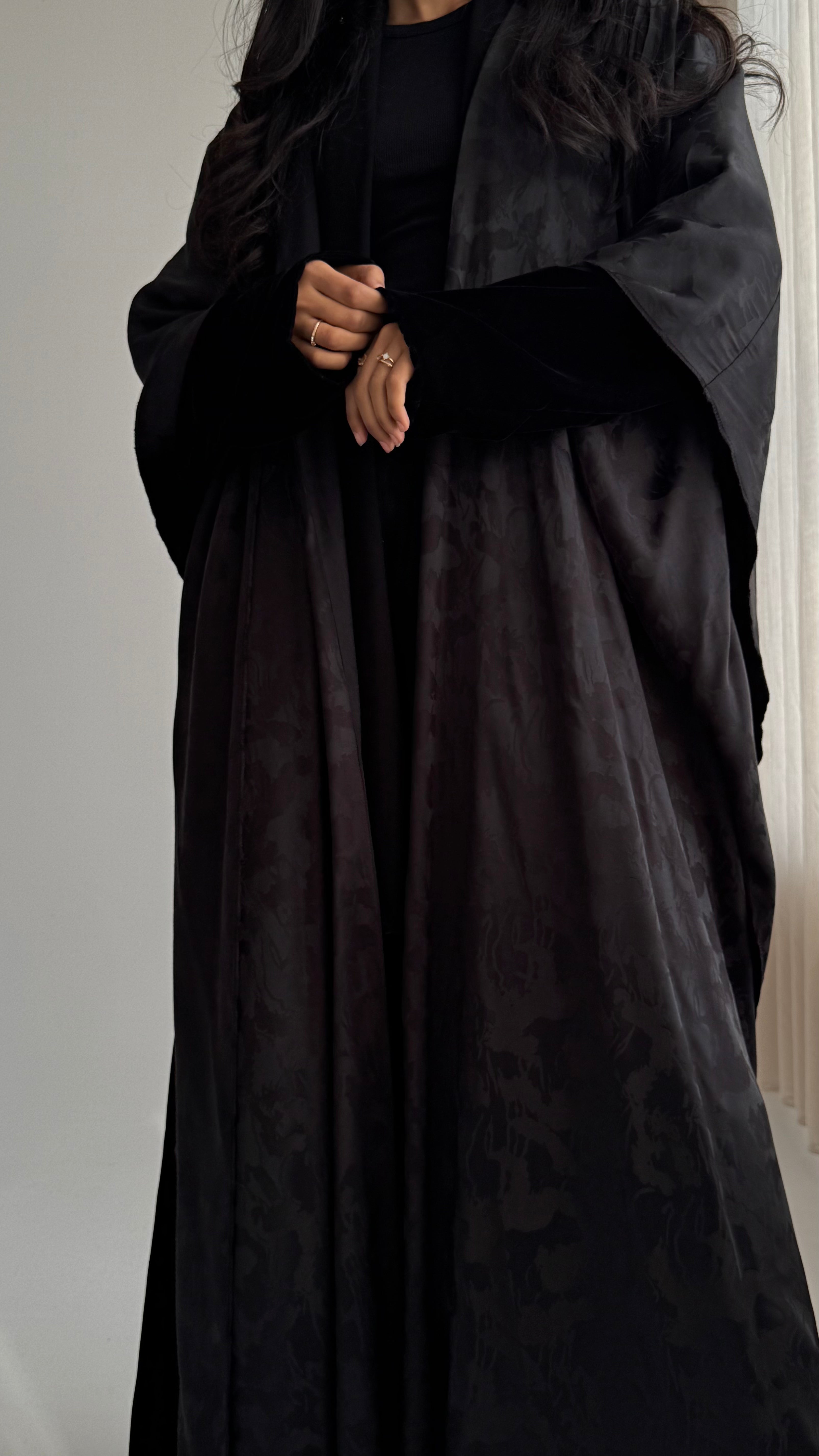 MW1849 - عباية مخمل مع اضافة قطعة من الجاكار لتعطي  اطلالة راقية وعصرية - Aya