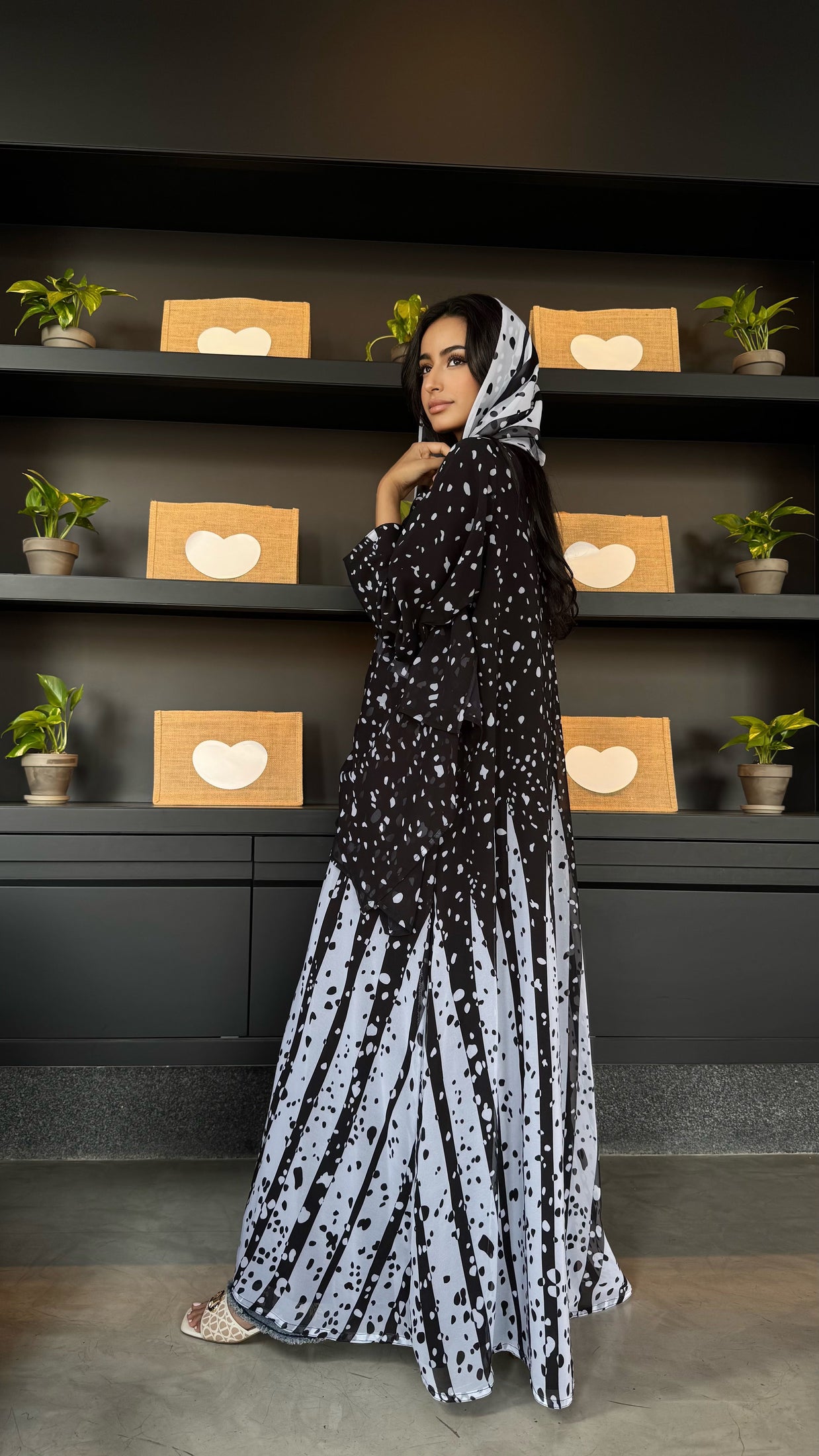 MWT417 - عباية شيفون مطبوع أسود وابيض - Aya