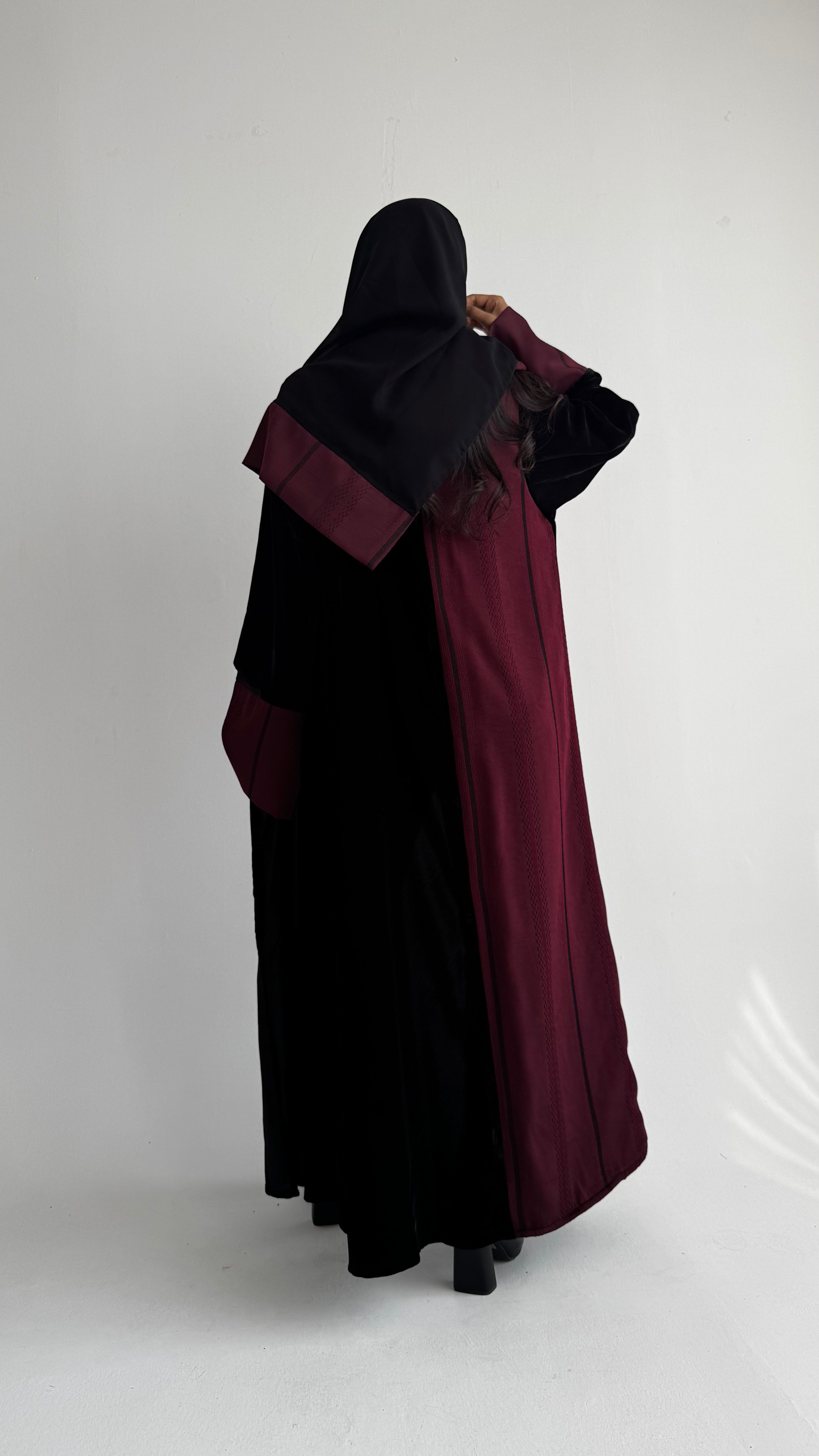 MW1842 - عباية مخمل مع اضافة تدخيلة الجاكار المطرز ليمنحك اطلالة راقية وعصرية - Aya