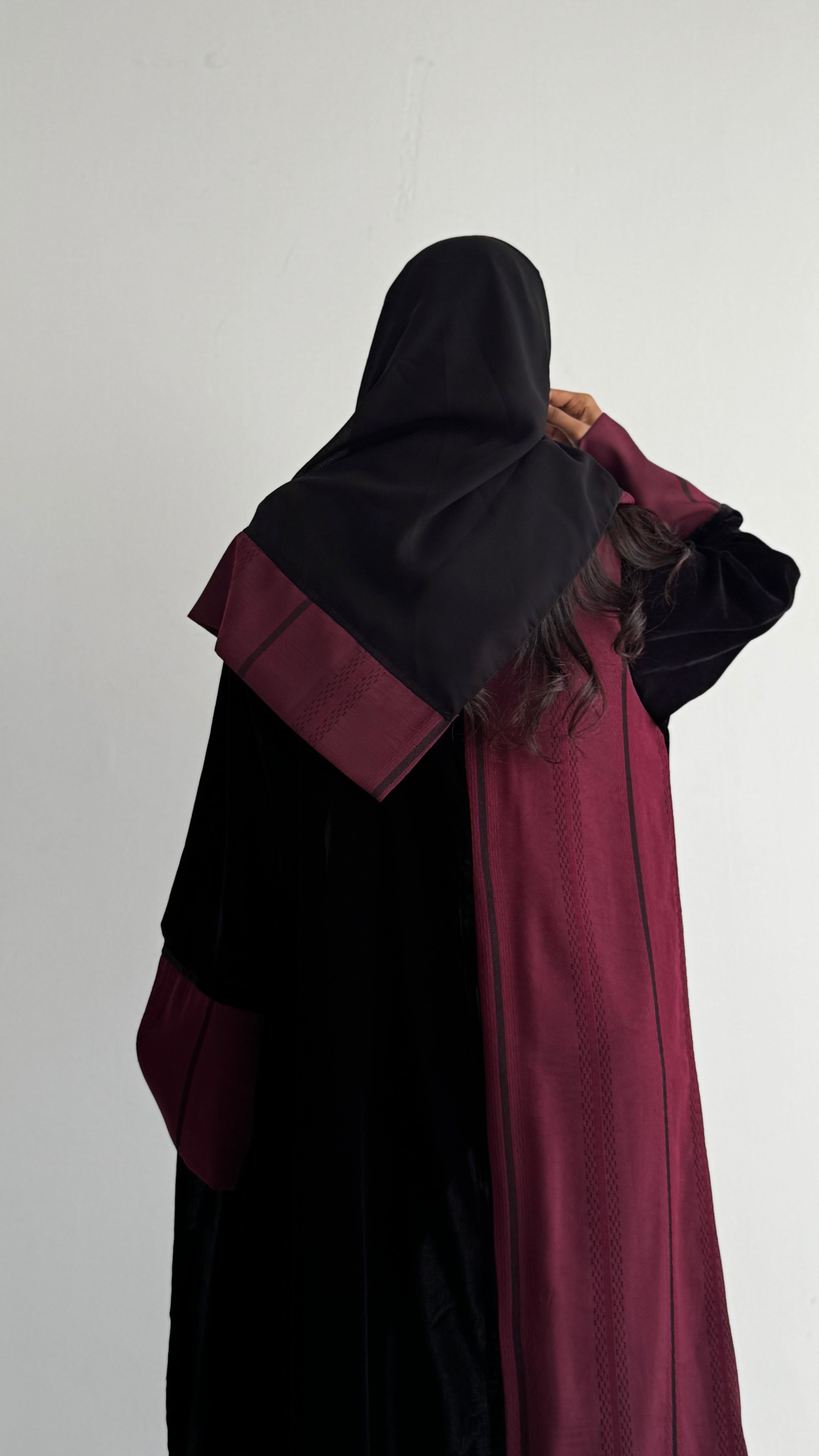 MW1842 - عباية مخمل مع اضافة تدخيلة الجاكار المطرز ليمنحك اطلالة راقية وعصرية - Aya