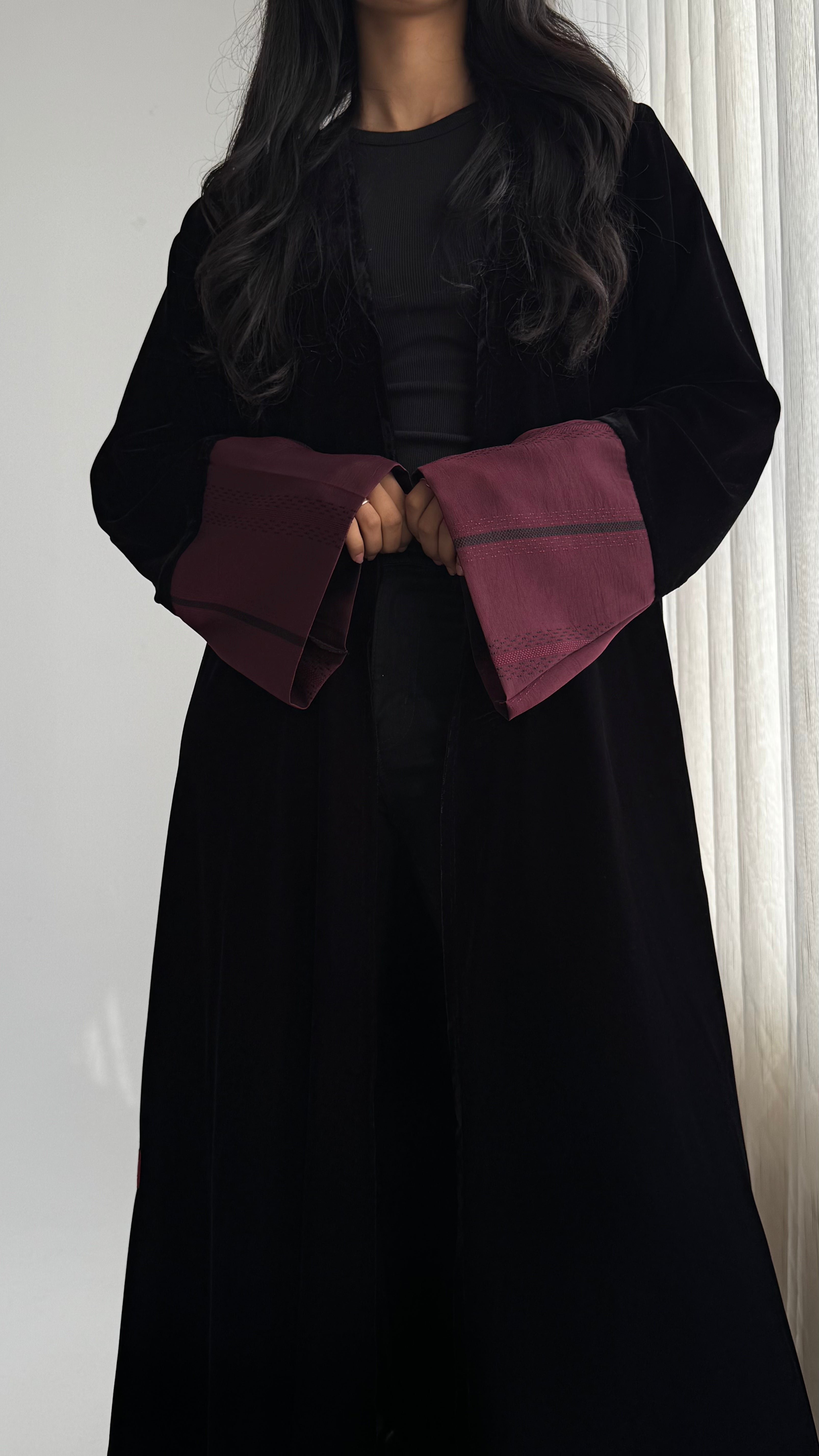 MW1842 - عباية مخمل مع اضافة تدخيلة الجاكار المطرز ليمنحك اطلالة راقية وعصرية - Aya