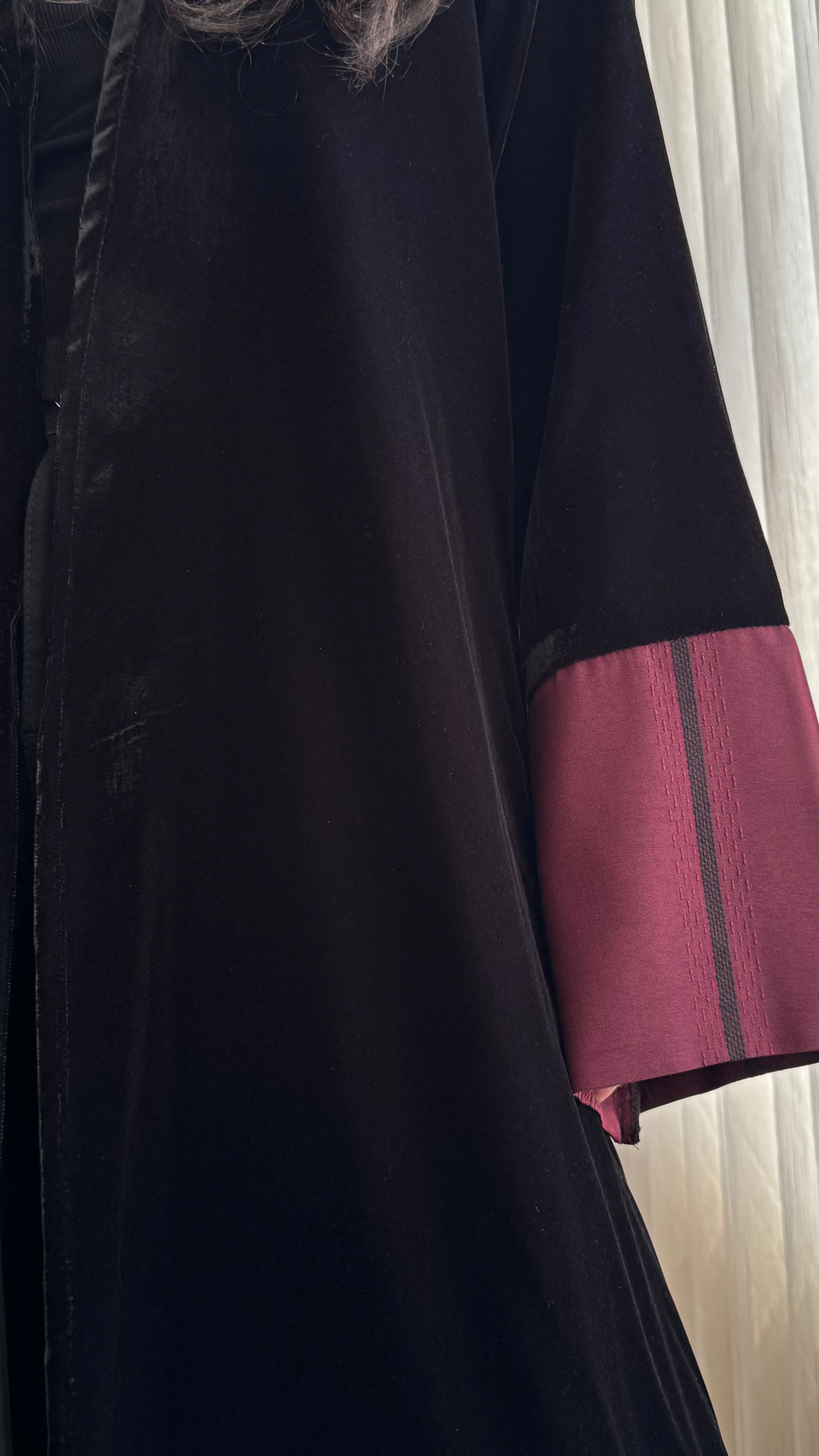 MW1842 - عباية مخمل مع اضافة تدخيلة الجاكار المطرز ليمنحك اطلالة راقية وعصرية - Aya