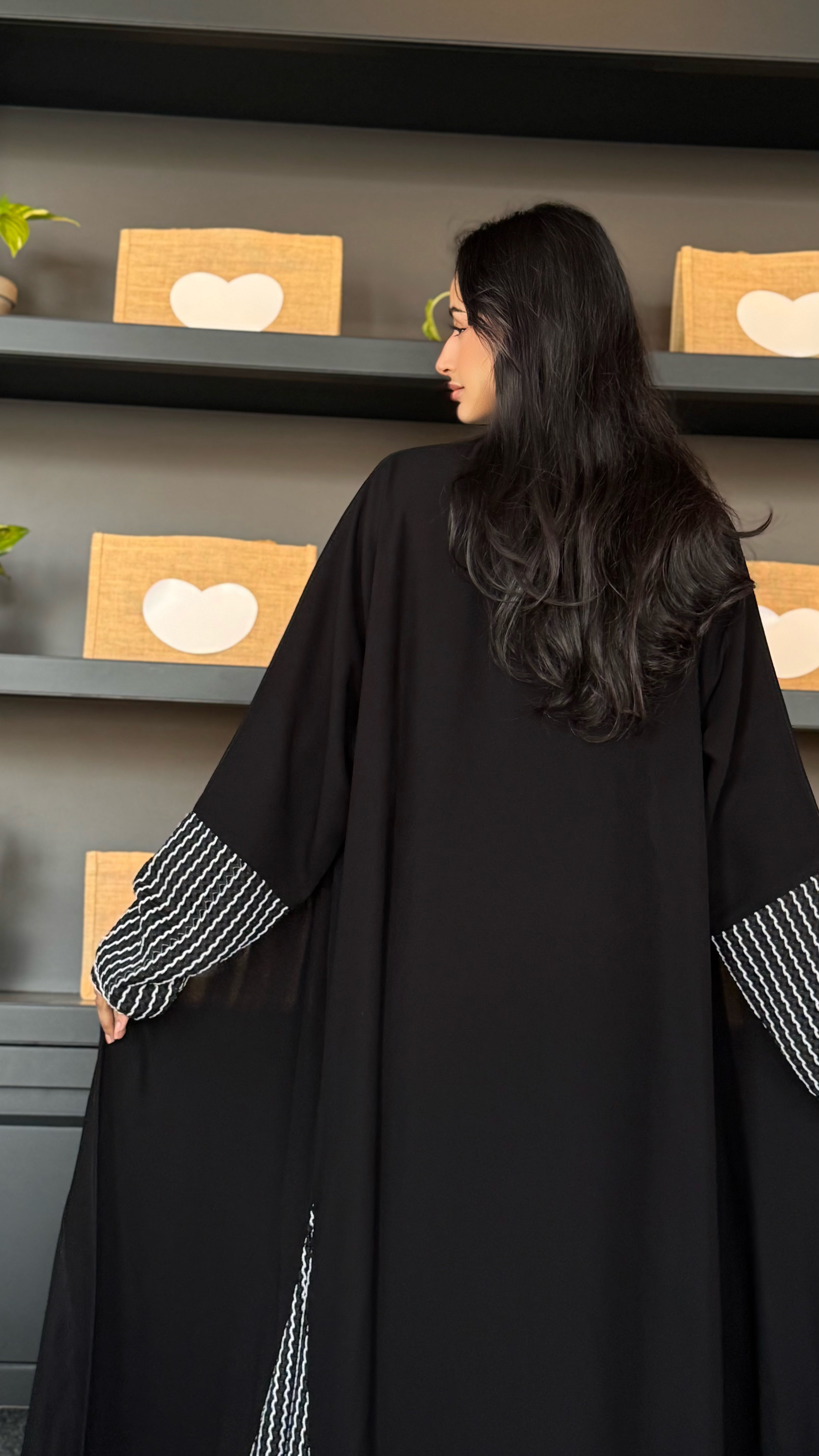 MW1400 - عباية سوداء مع تدخيلات بالكم والجوانب - Aya