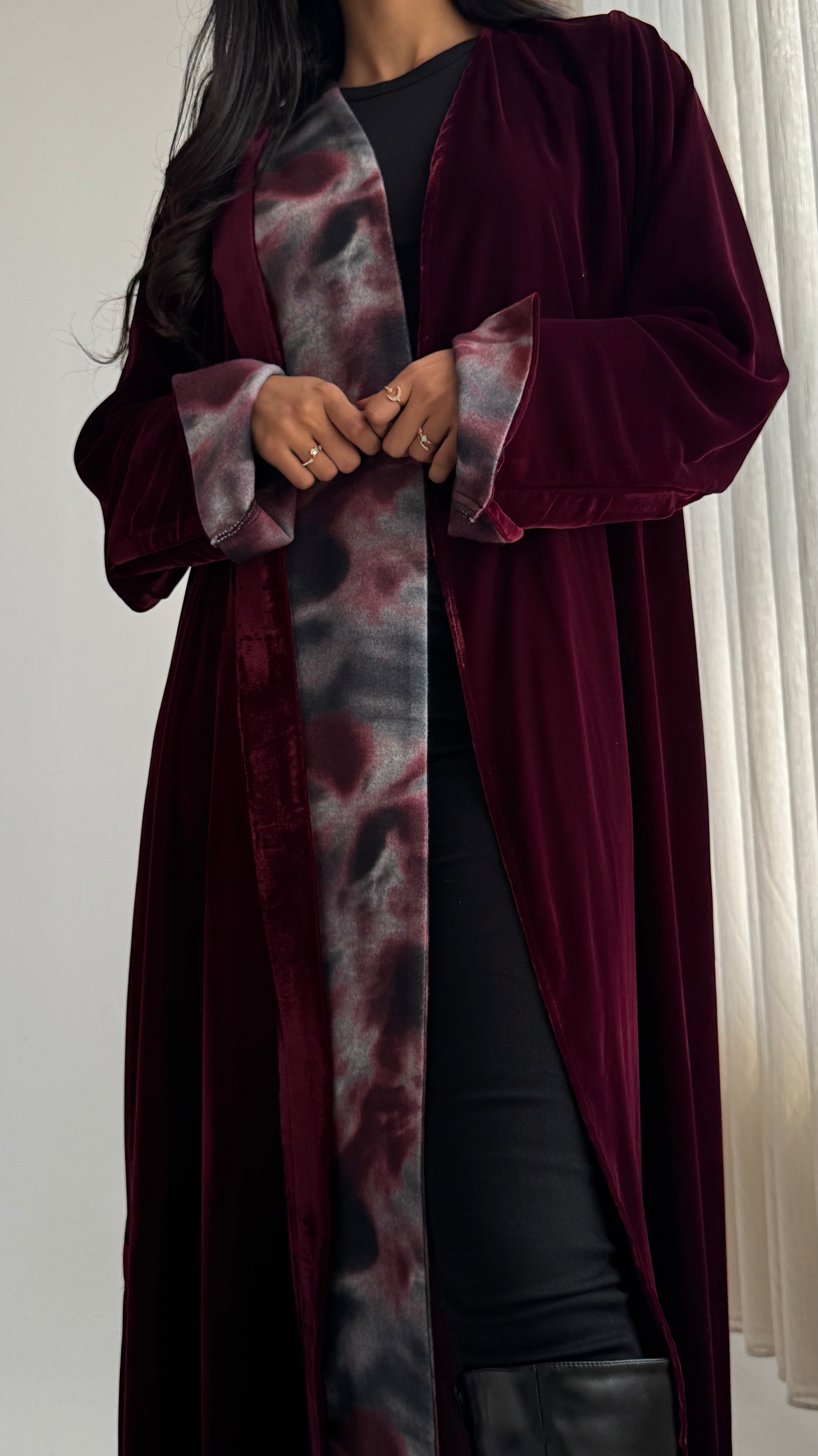 MW1846 - عباية مخمل فاخرة بتصميم قطعتين من الصوف الطباعة تمنحك اطلالة راقية وعصرية