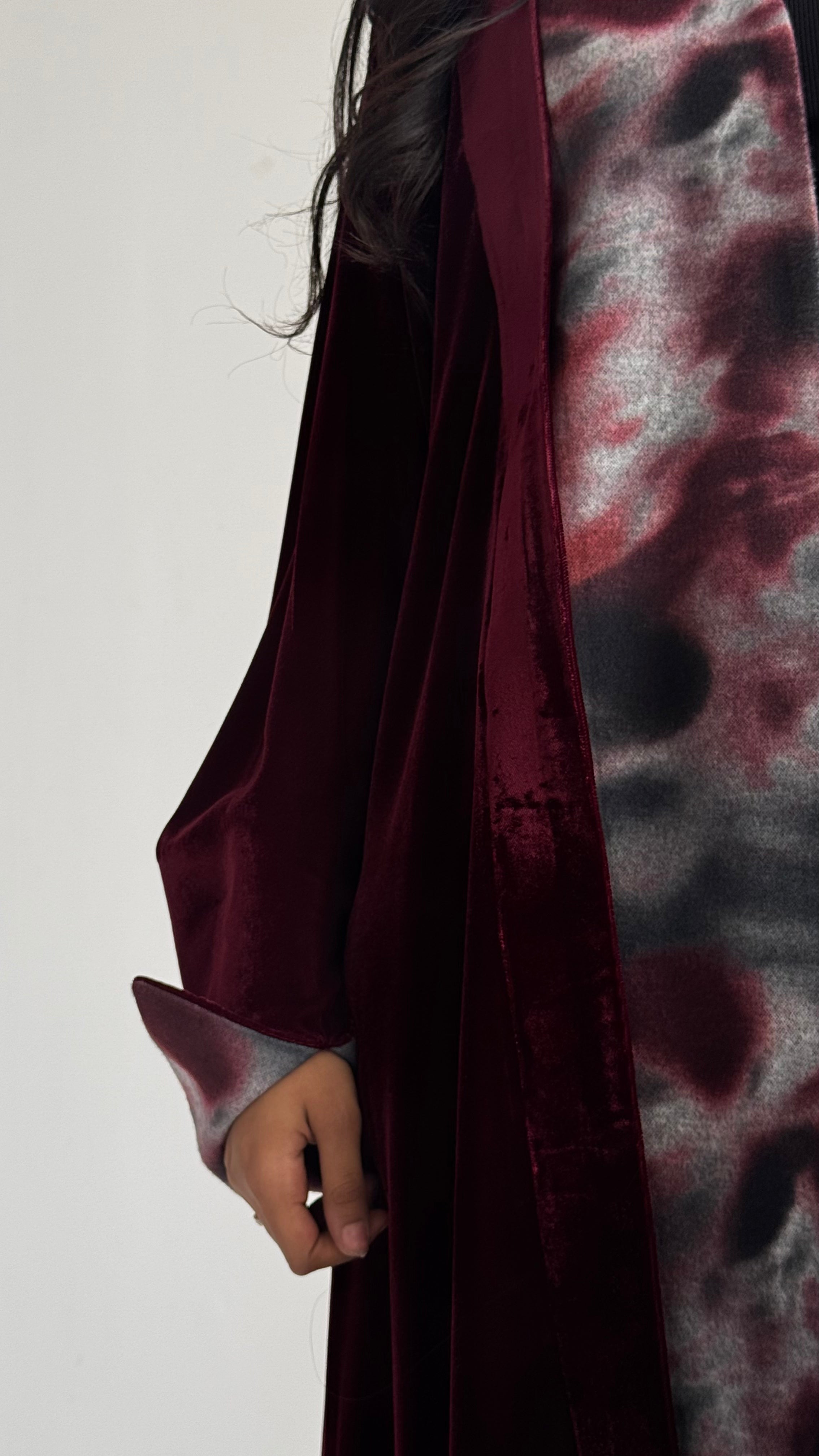 MW1846 - عباية مخمل فاخرة بتصميم قطعتين من الصوف الطباعة تمنحك اطلالة راقية وعصرية