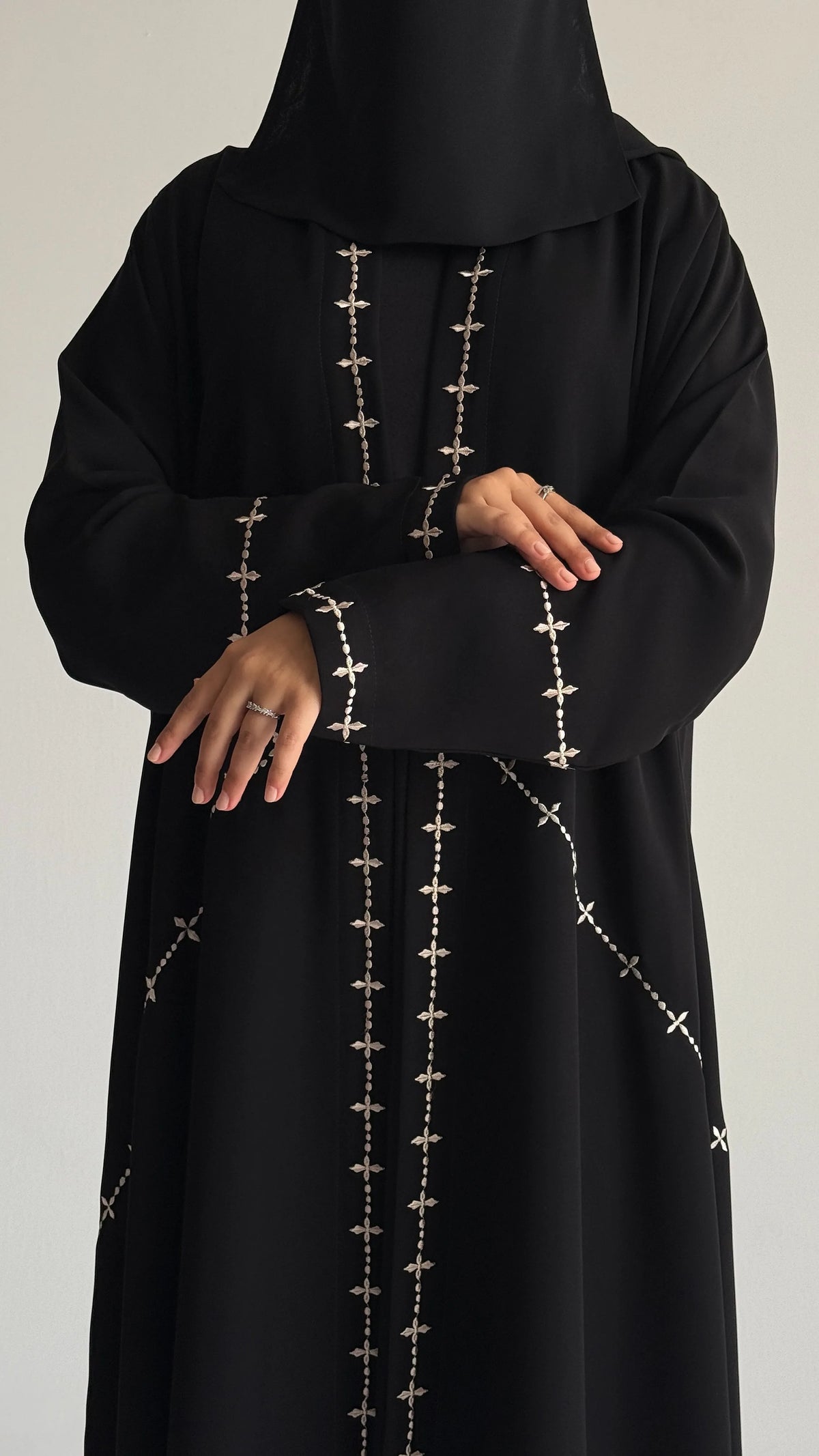 MW425 - عباية سوداء مطرزة - Aya