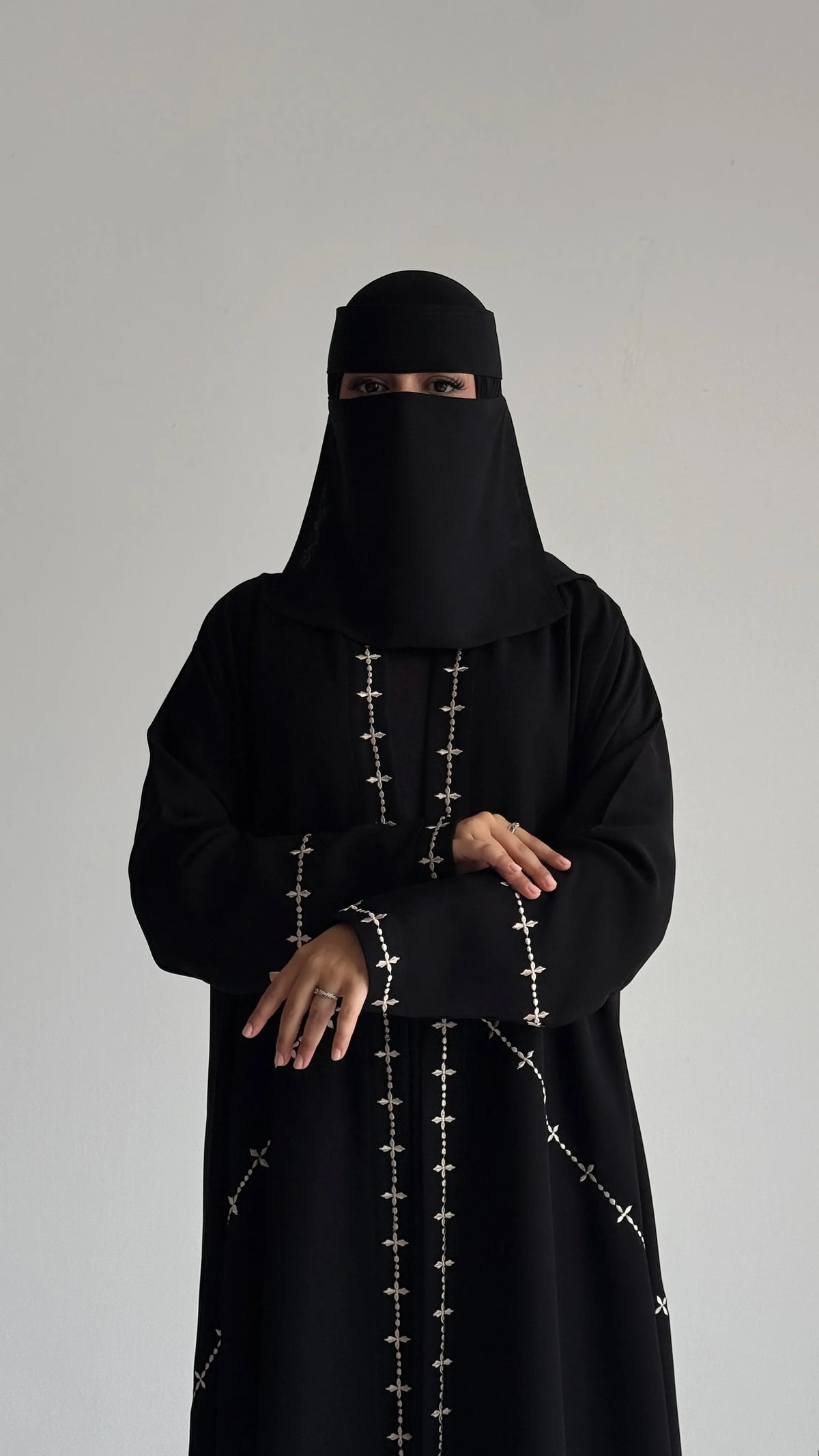 MW425 - عباية سوداء مطرزة - Aya