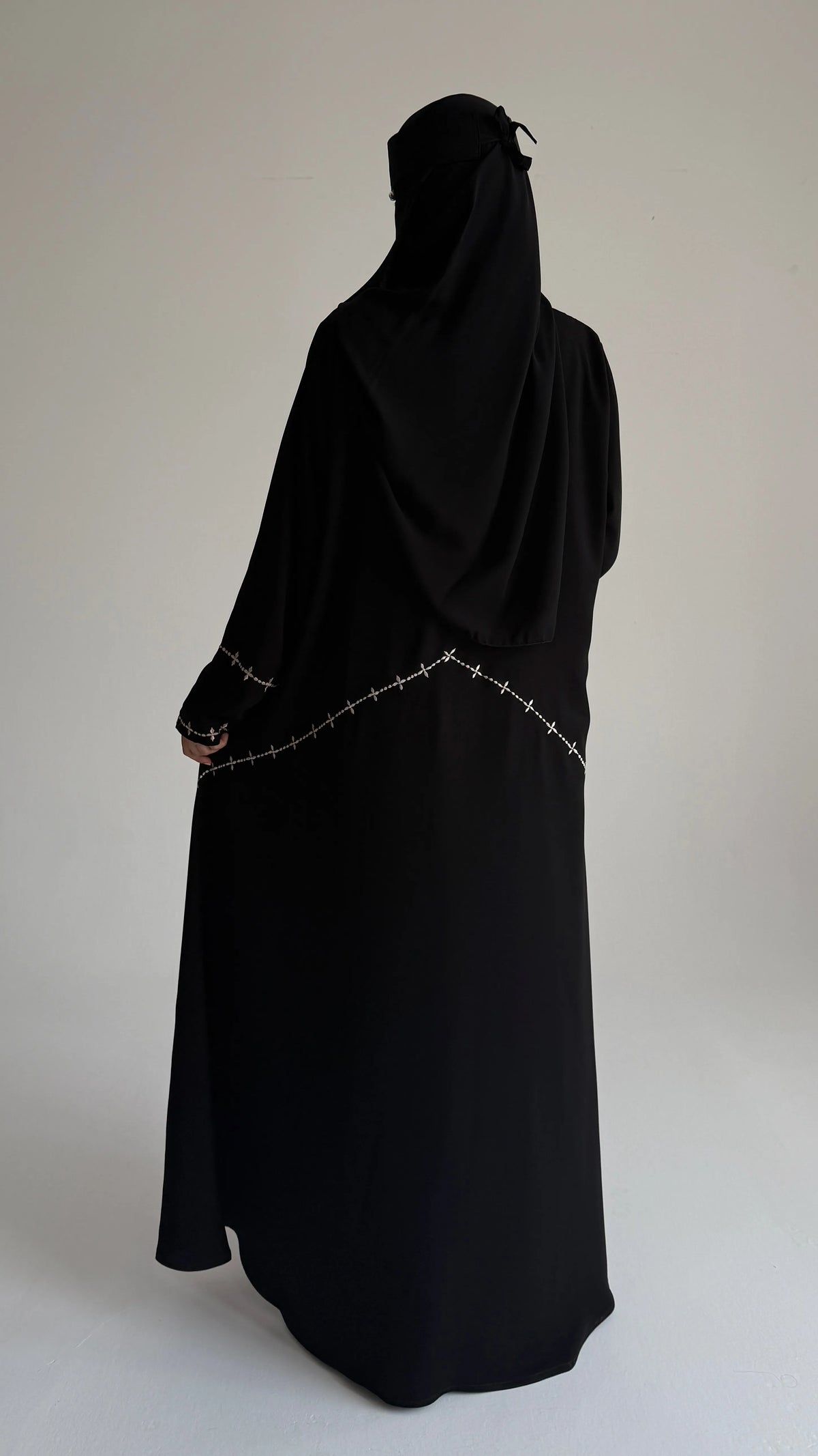 MW425 - عباية سوداء مطرزة - Aya
