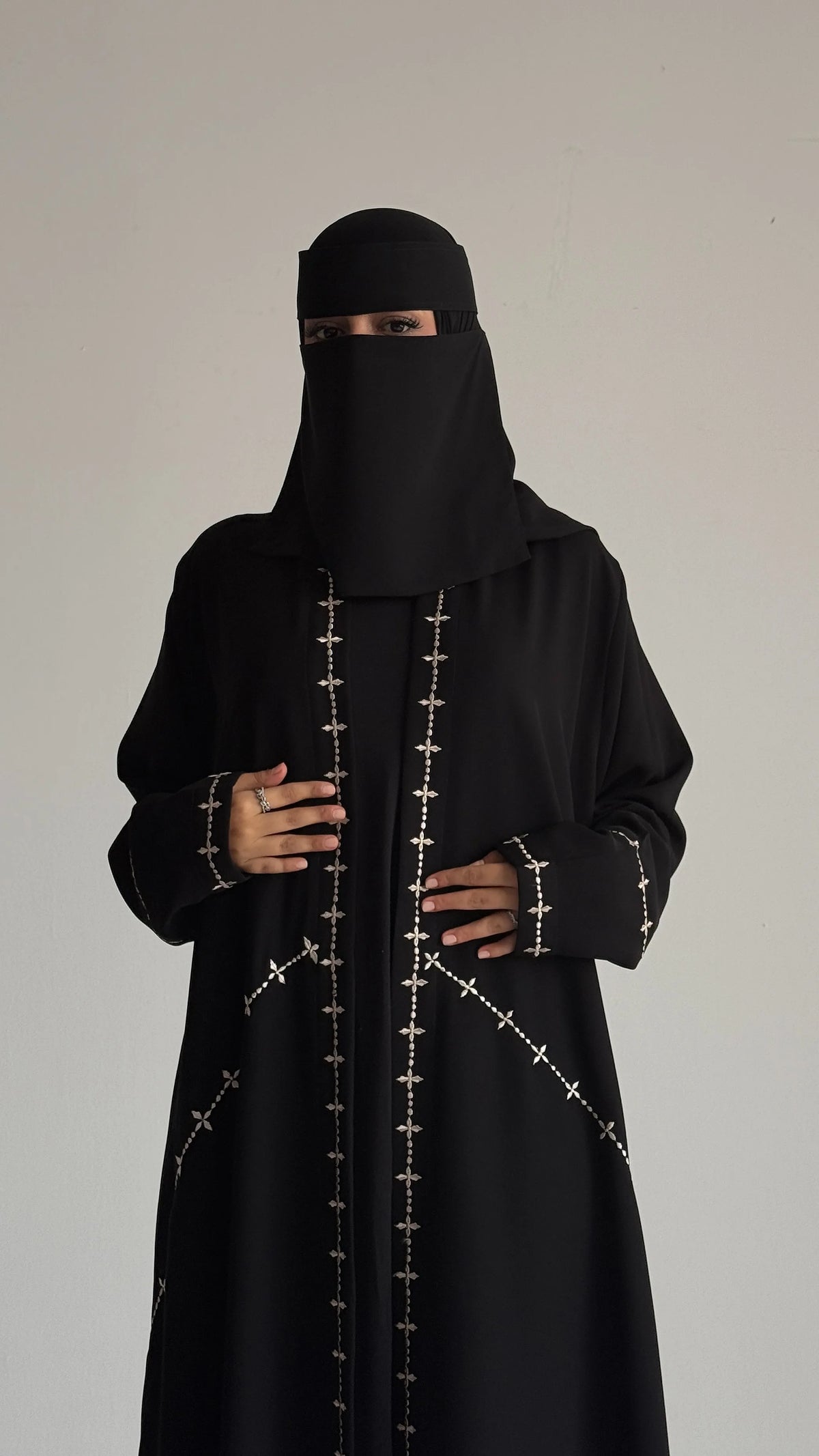 MW425 - عباية سوداء مطرزة - Aya