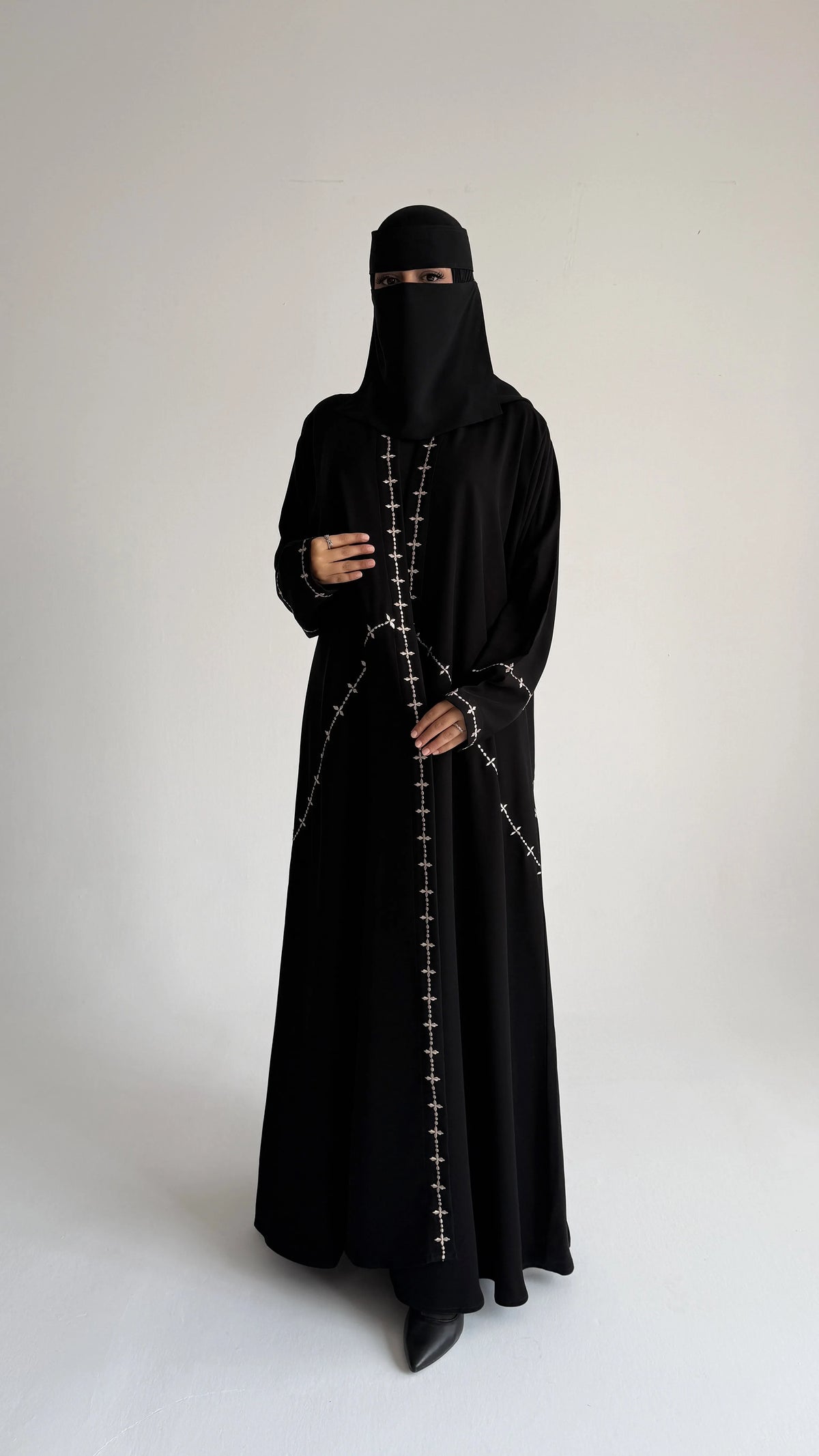 MW425 - عباية سوداء مطرزة - Aya
