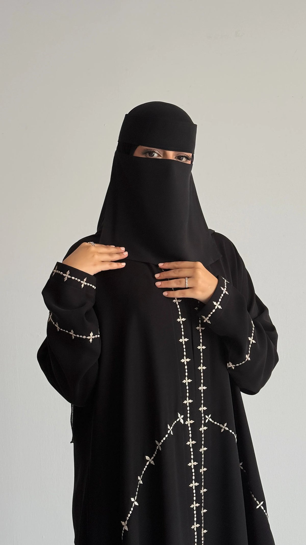 MW425 - عباية سوداء مطرزة - Aya