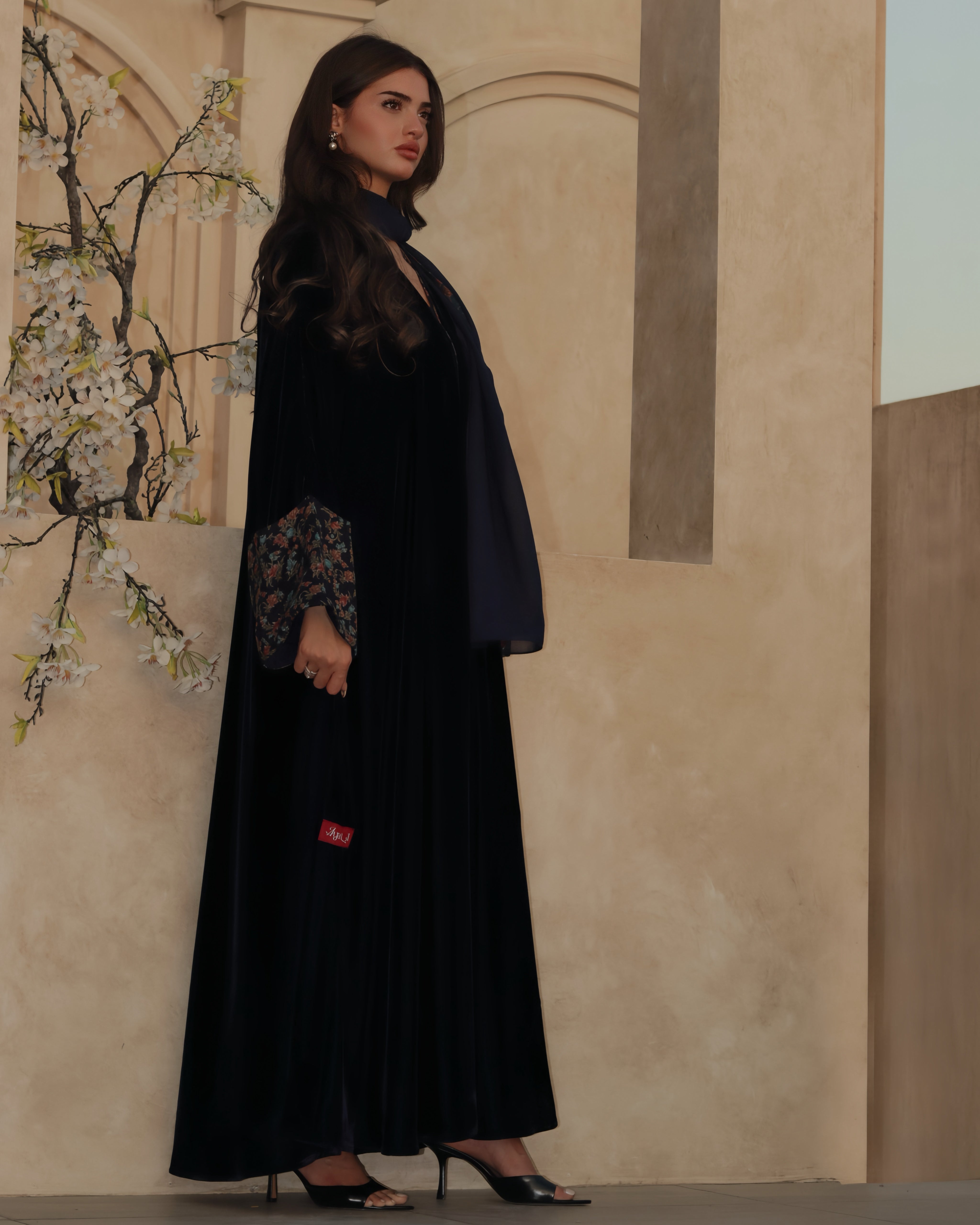 MWT708 - عباية مخمل مع تدخيلة كشميري كحلي