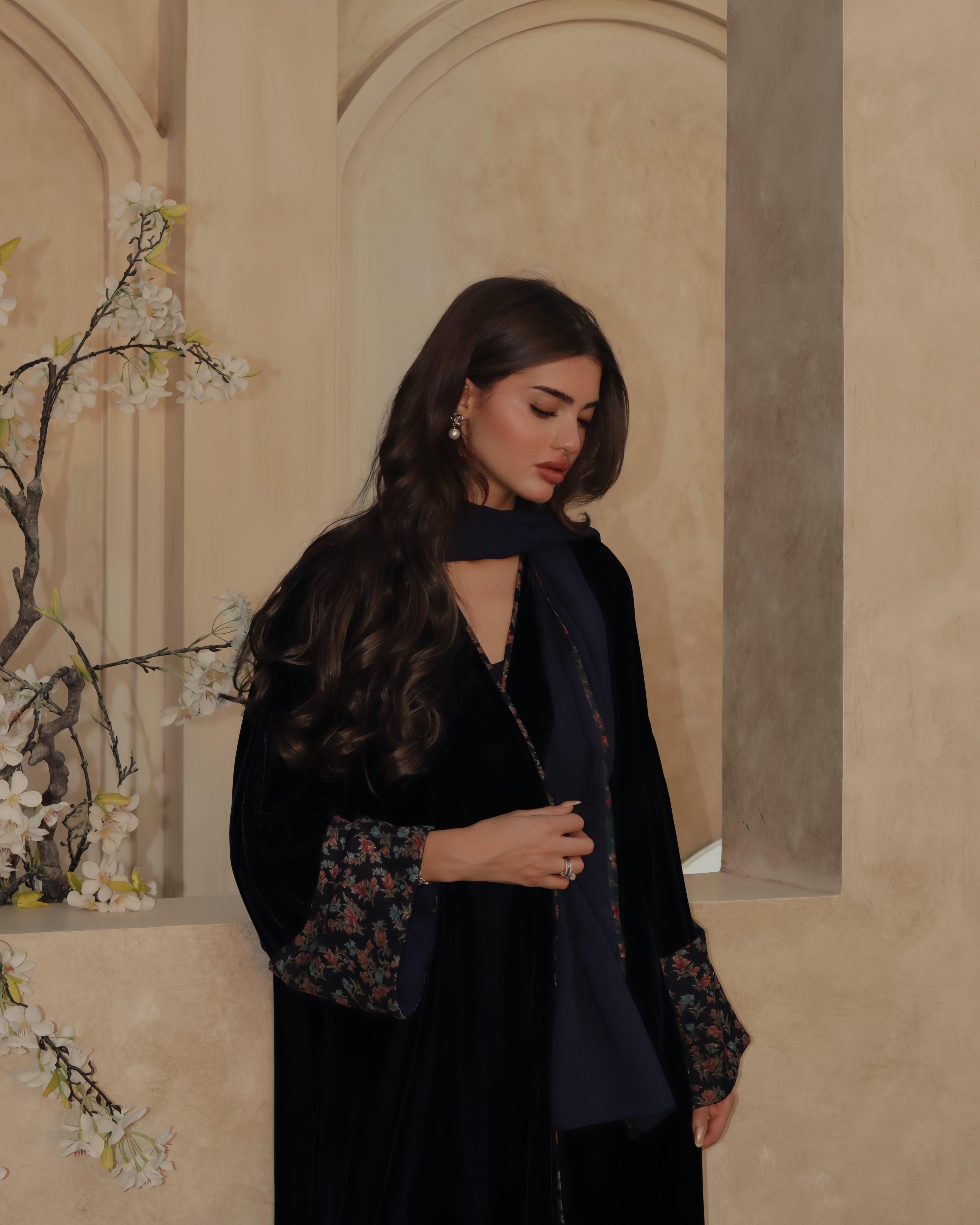 MWT708 - عباية مخمل مع تدخيلة كشميري كحلي