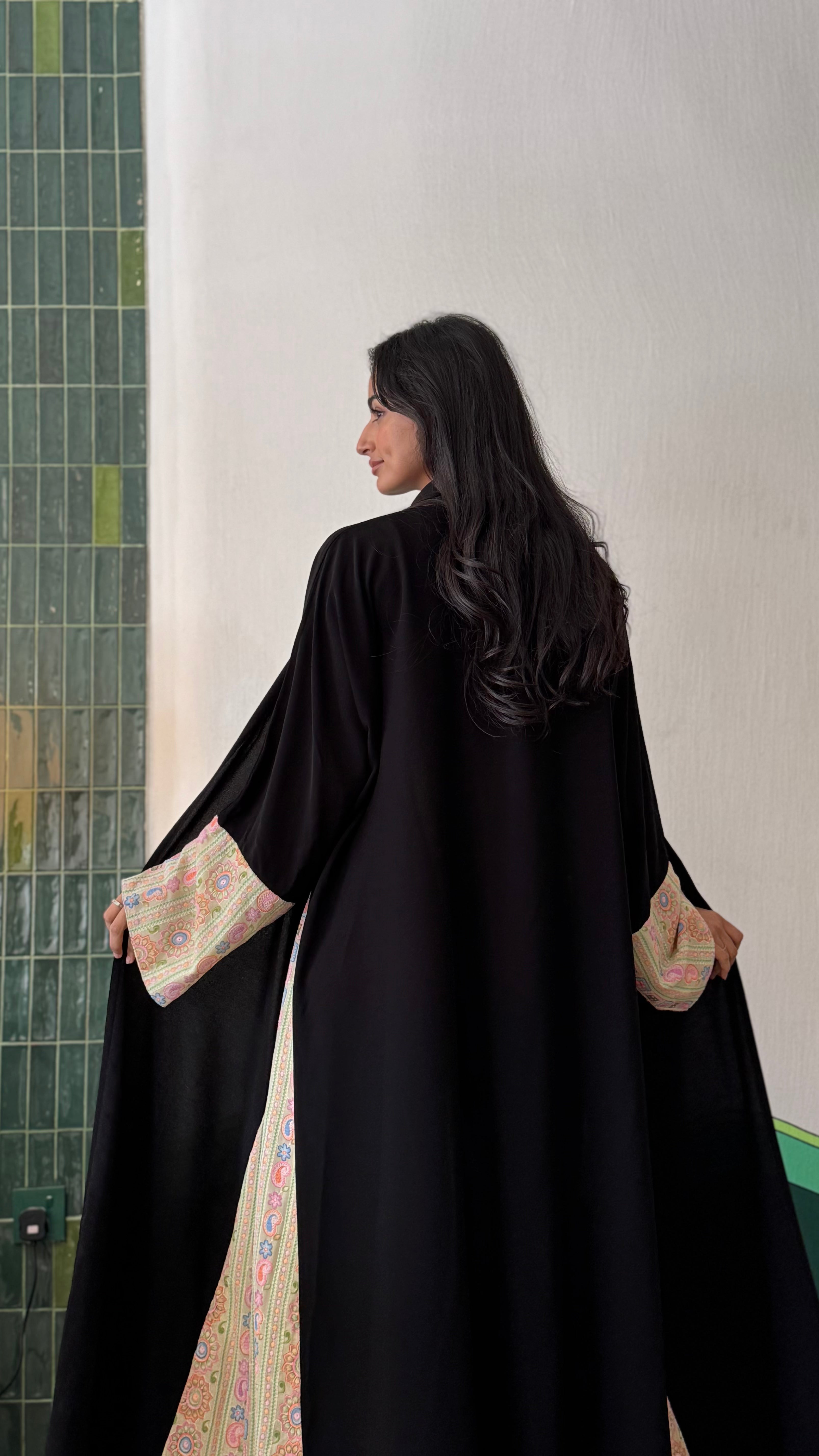 MWT430 - عباية سواد مع تدخيلة ملونه - Aya