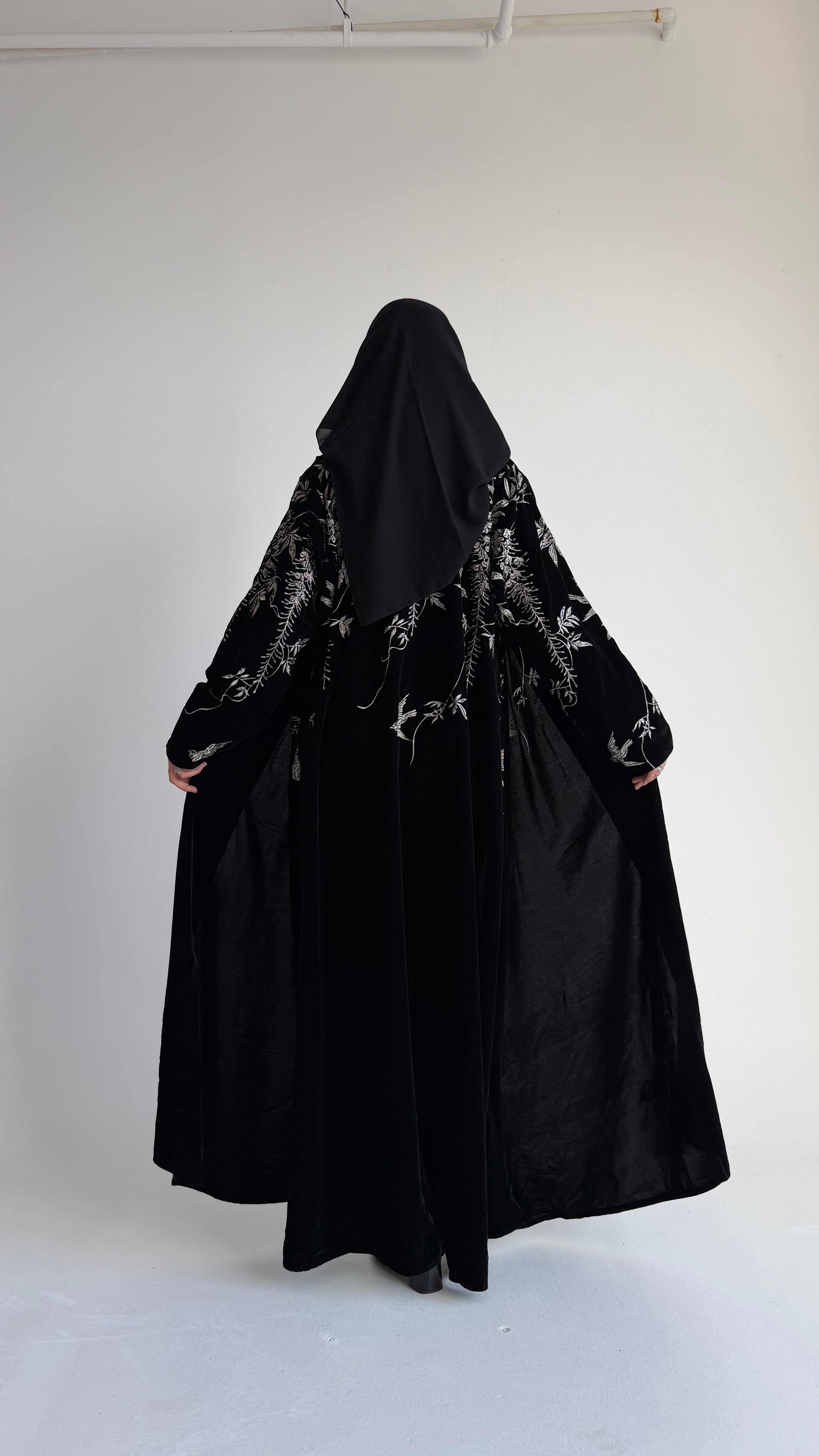 MWT547 - عباية مخمل مع تطريز فضي - Aya