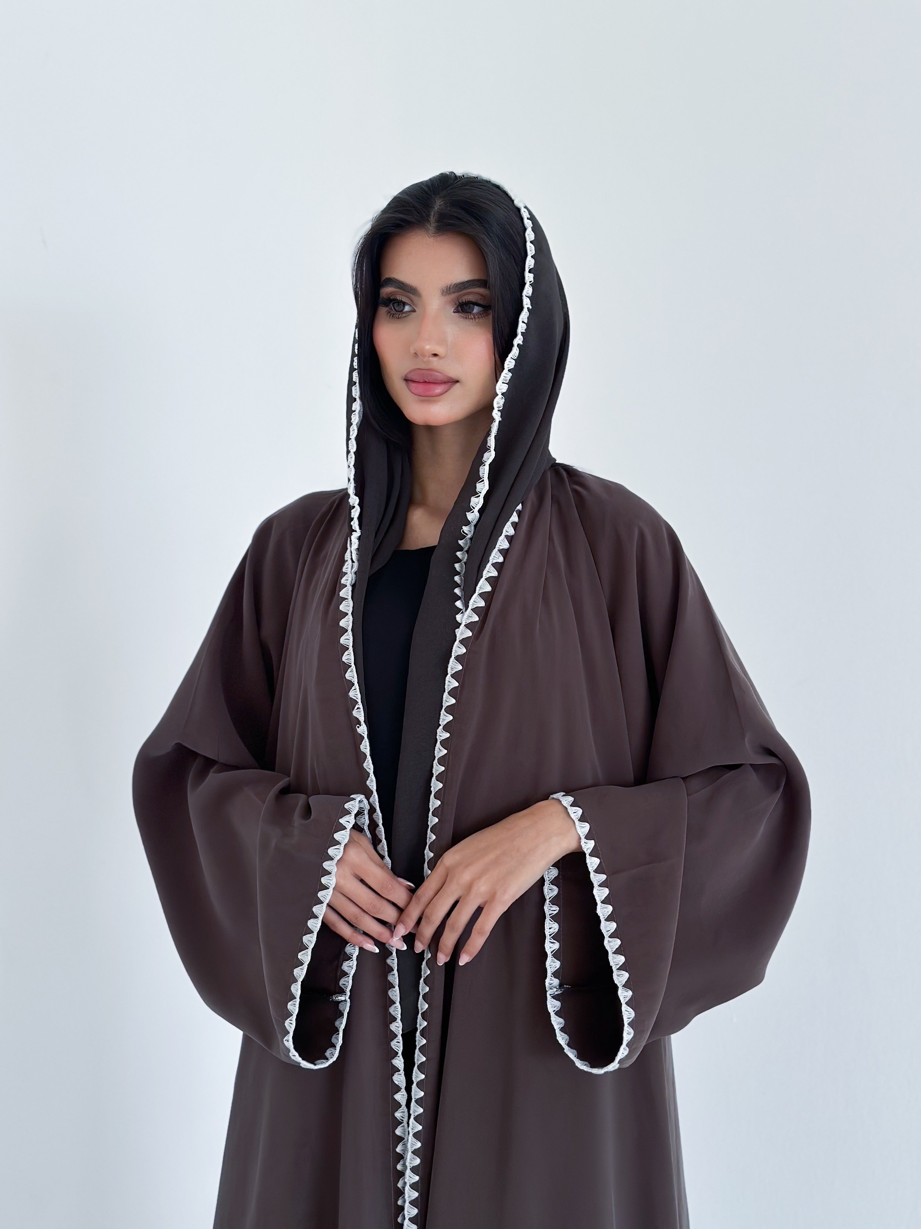 MW1368 -عباية باللون البنّي بتطريز على اليد والأمام باللون الأبيض