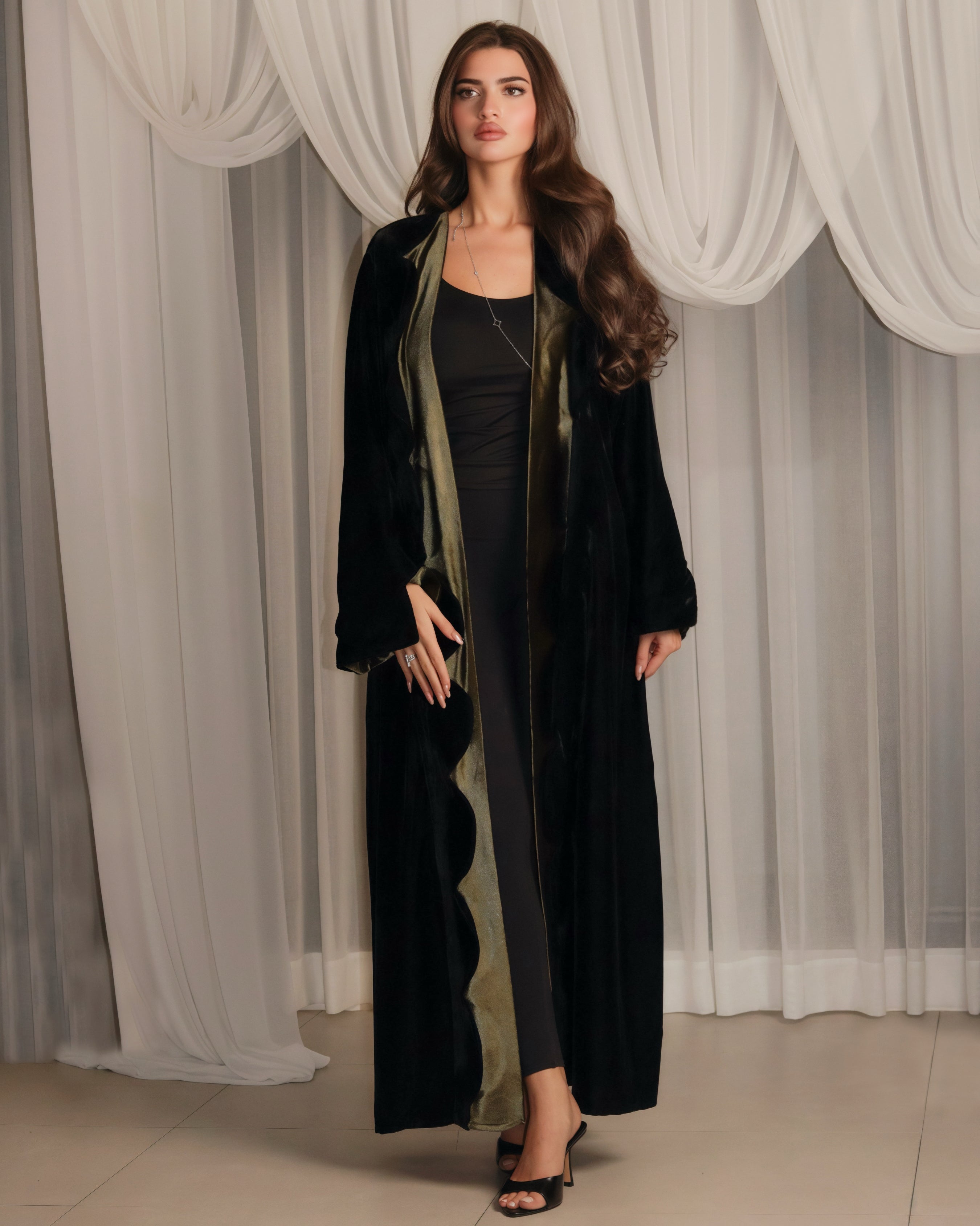 MW1832 - عباية مخمل باضافة قصة من الجاكار في الامام