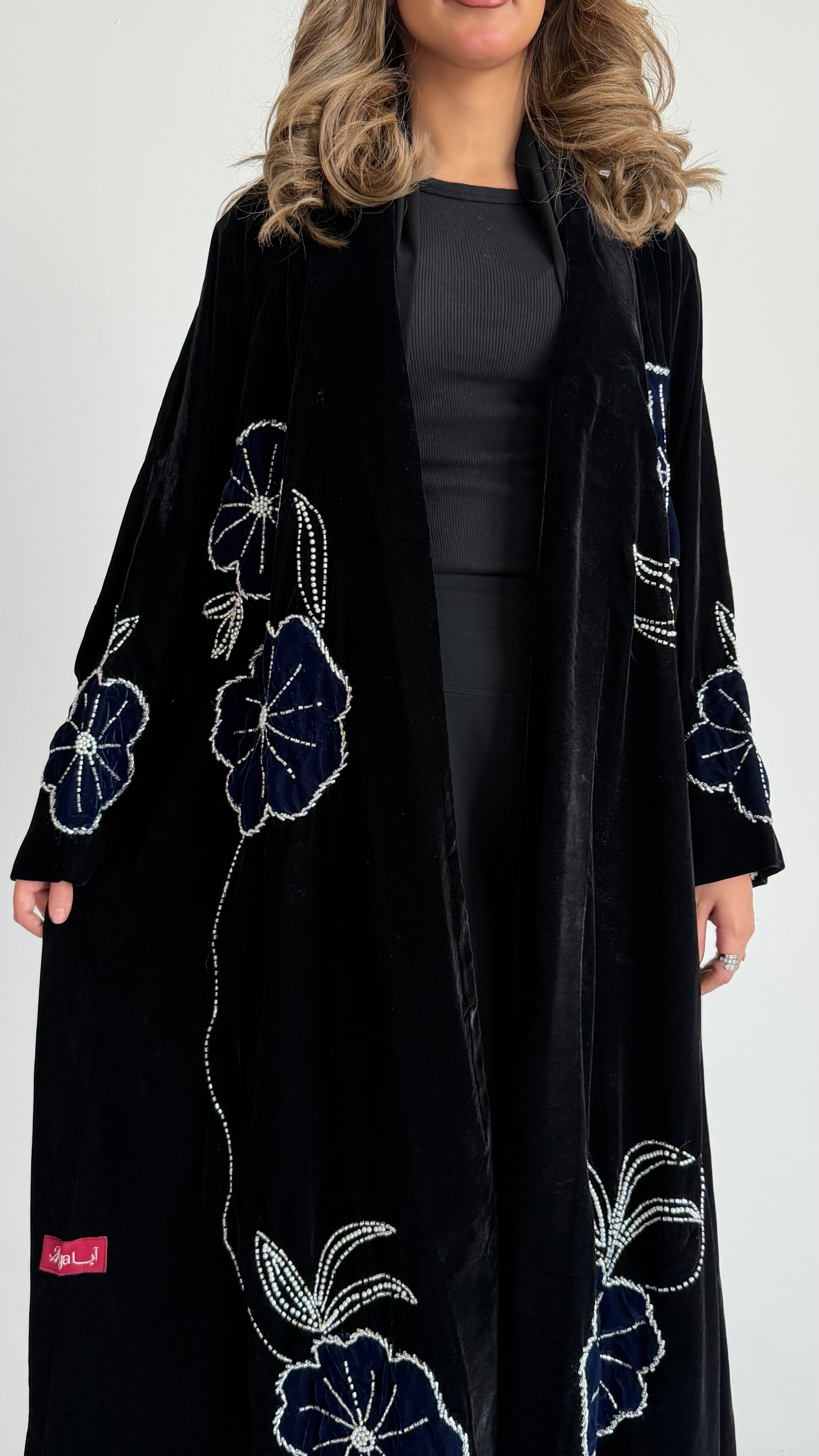 MWT542 - عباية مخمل مع تطريز وشك - Aya