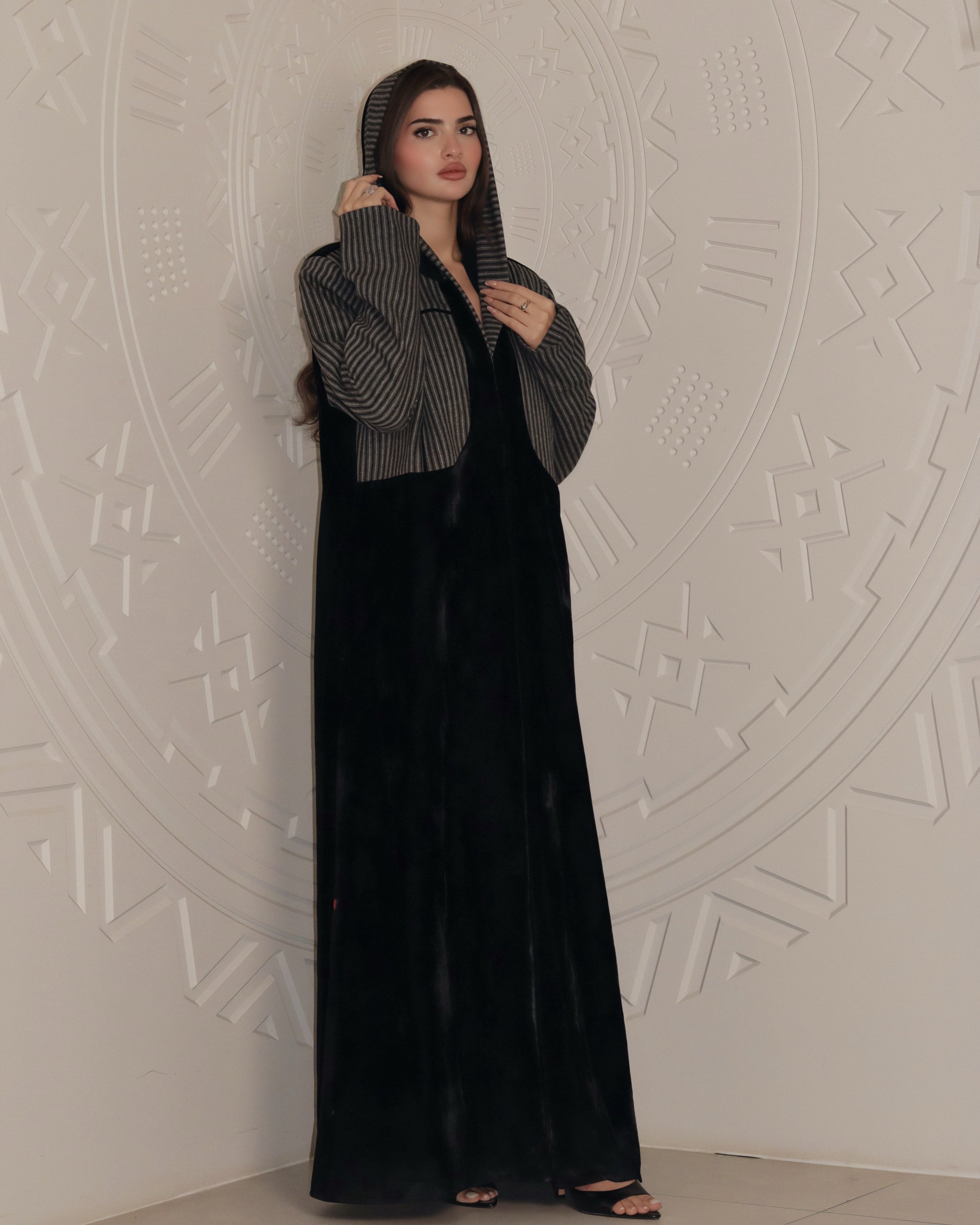 MWT816 - عباية مخمل بتدخيلة مخططة