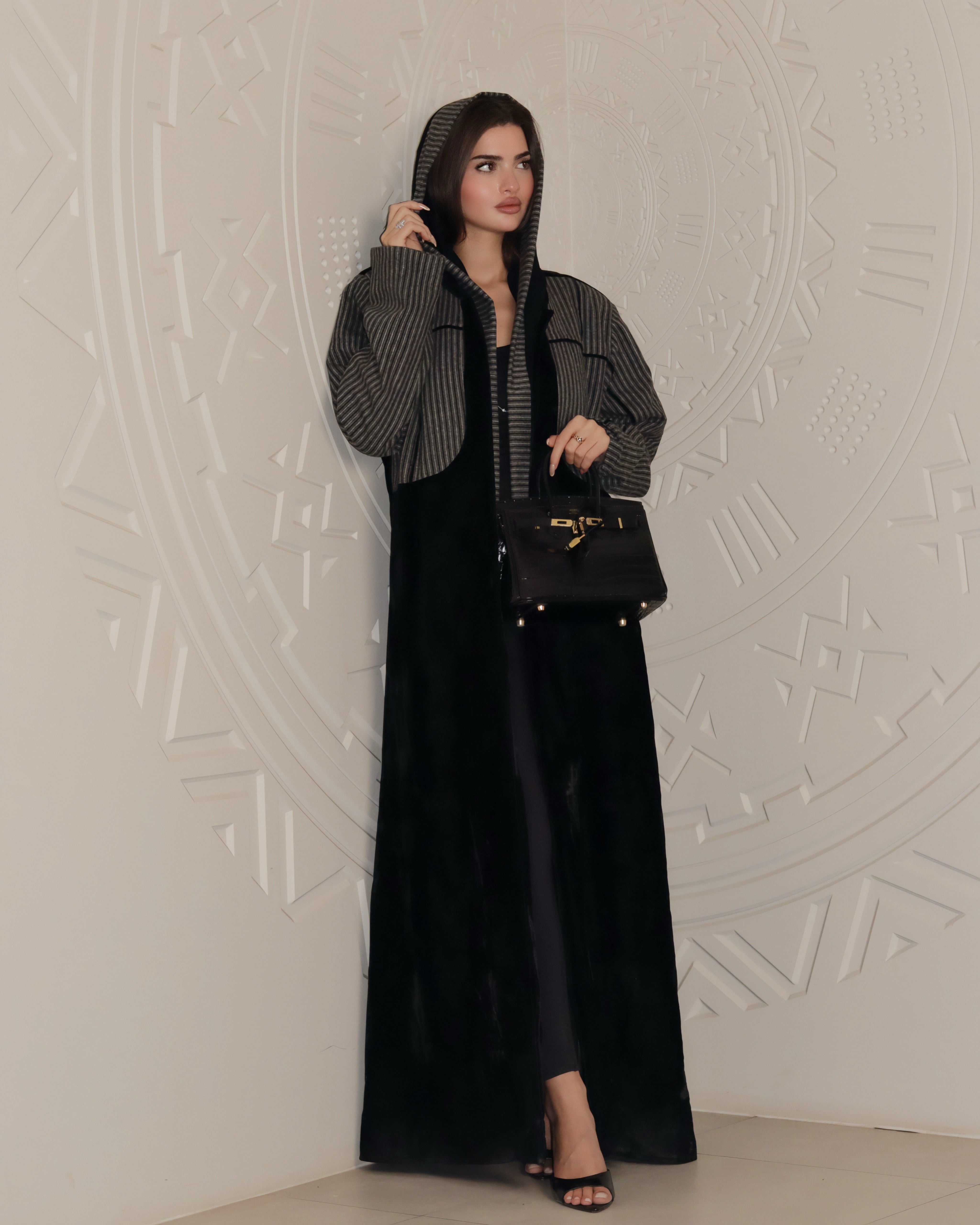 MWT816 - عباية مخمل بتدخيلة مخططة