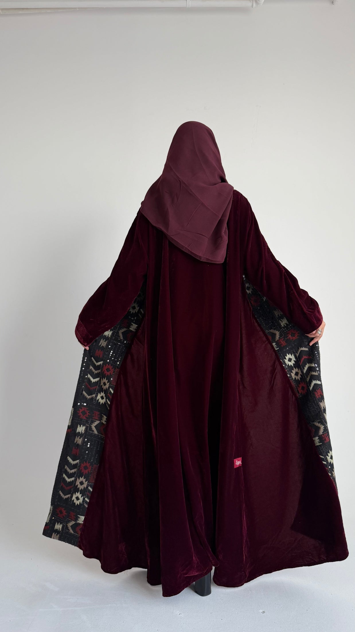 MWT548 - عباية مخمل عنابي مع تطريز هندي - Aya