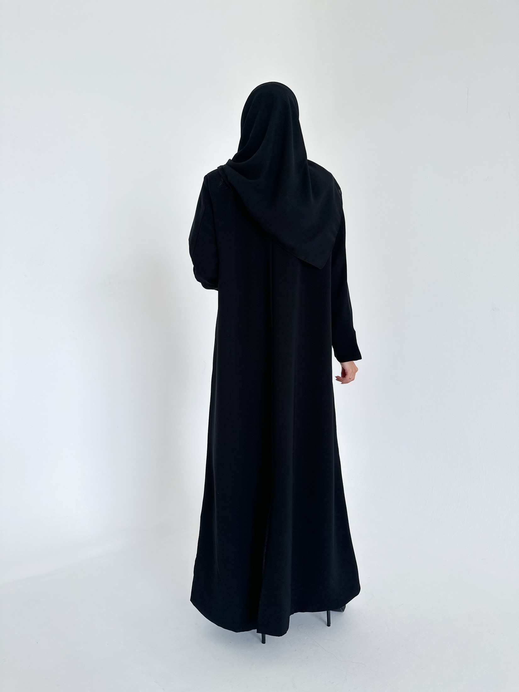 MW1340- عباية كريب سوداء بتطريز رمادى - Aya