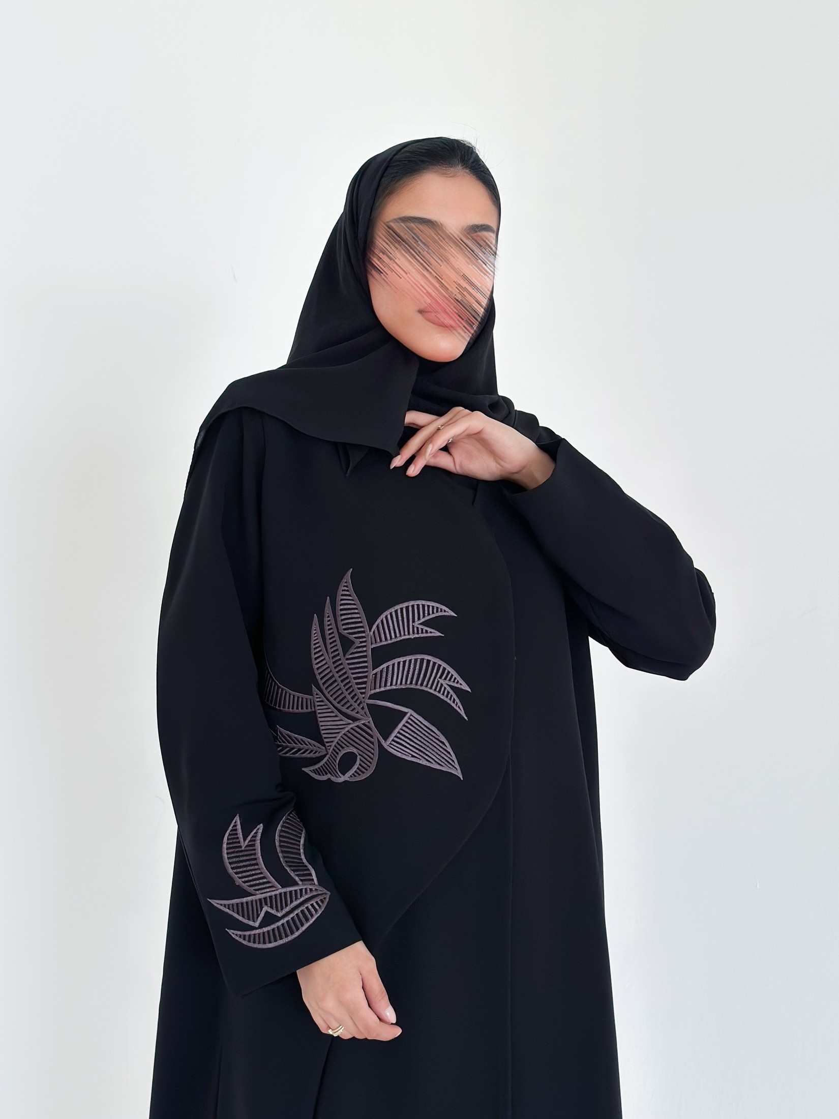 MW1340- عباية كريب سوداء بتطريز رمادى - Aya