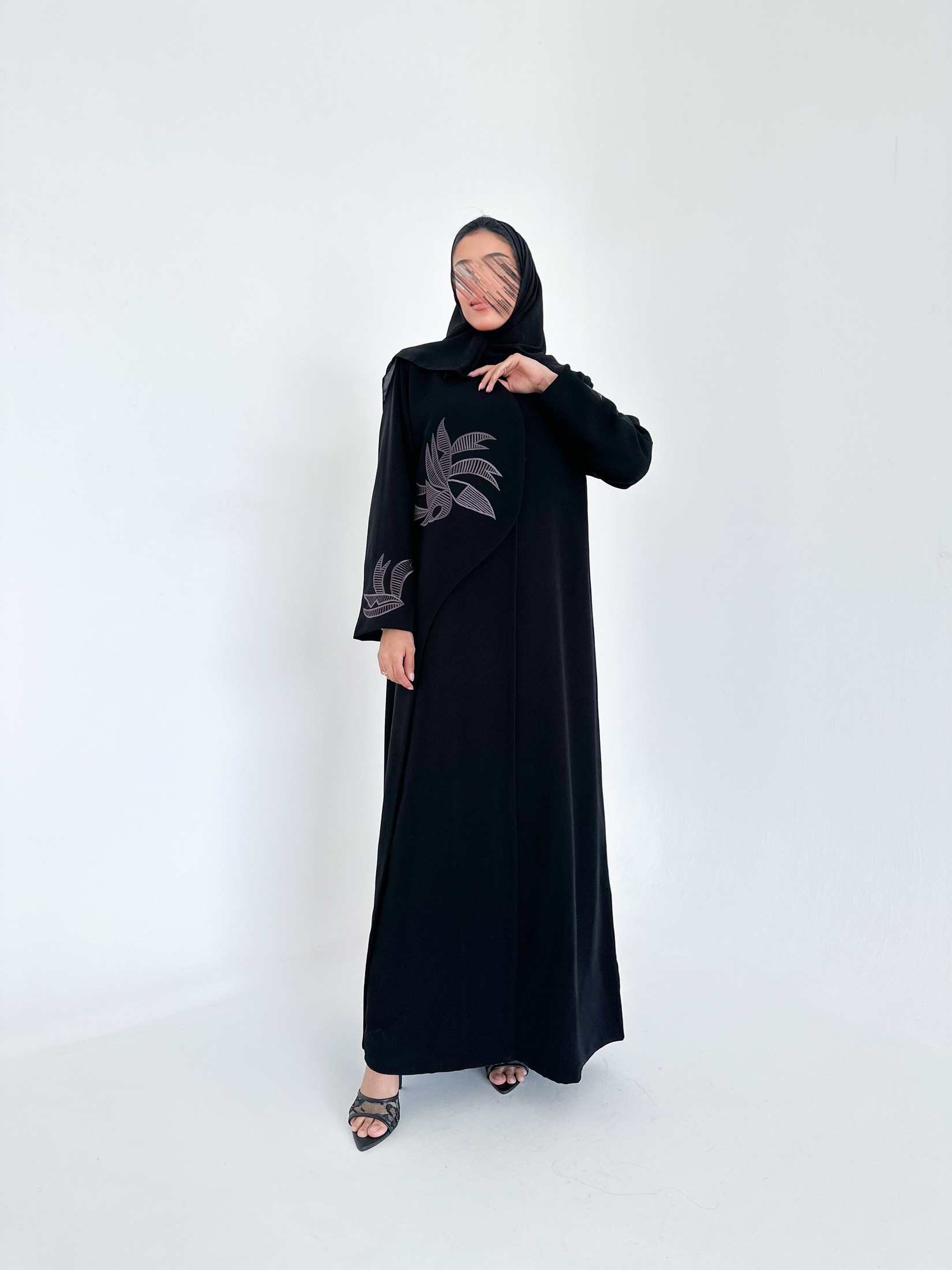 MW1340- عباية كريب سوداء بتطريز رمادى - Aya
