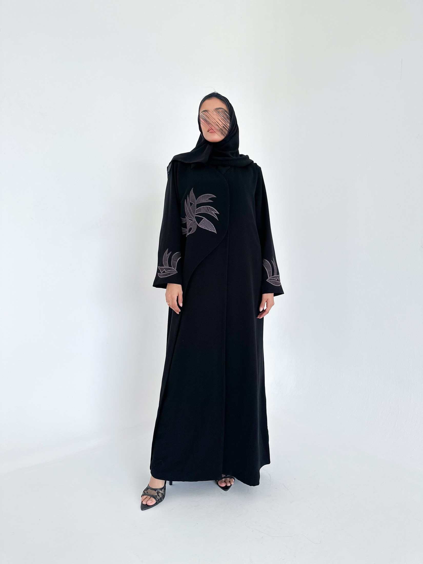 MW1340- عباية كريب سوداء بتطريز رمادى - Aya