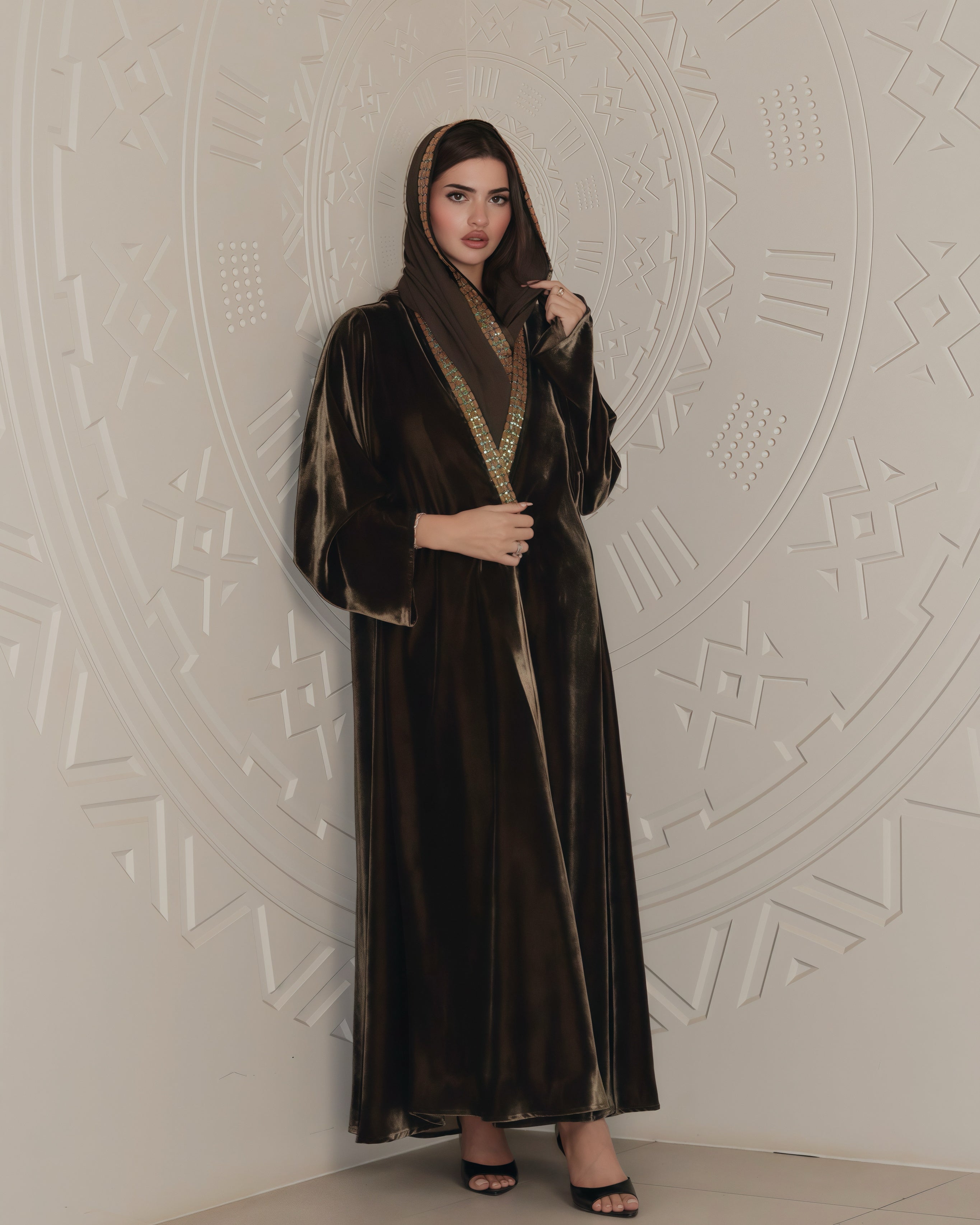 MWT825 - عباية مخمل مع تدخيلة كلفة بالامام