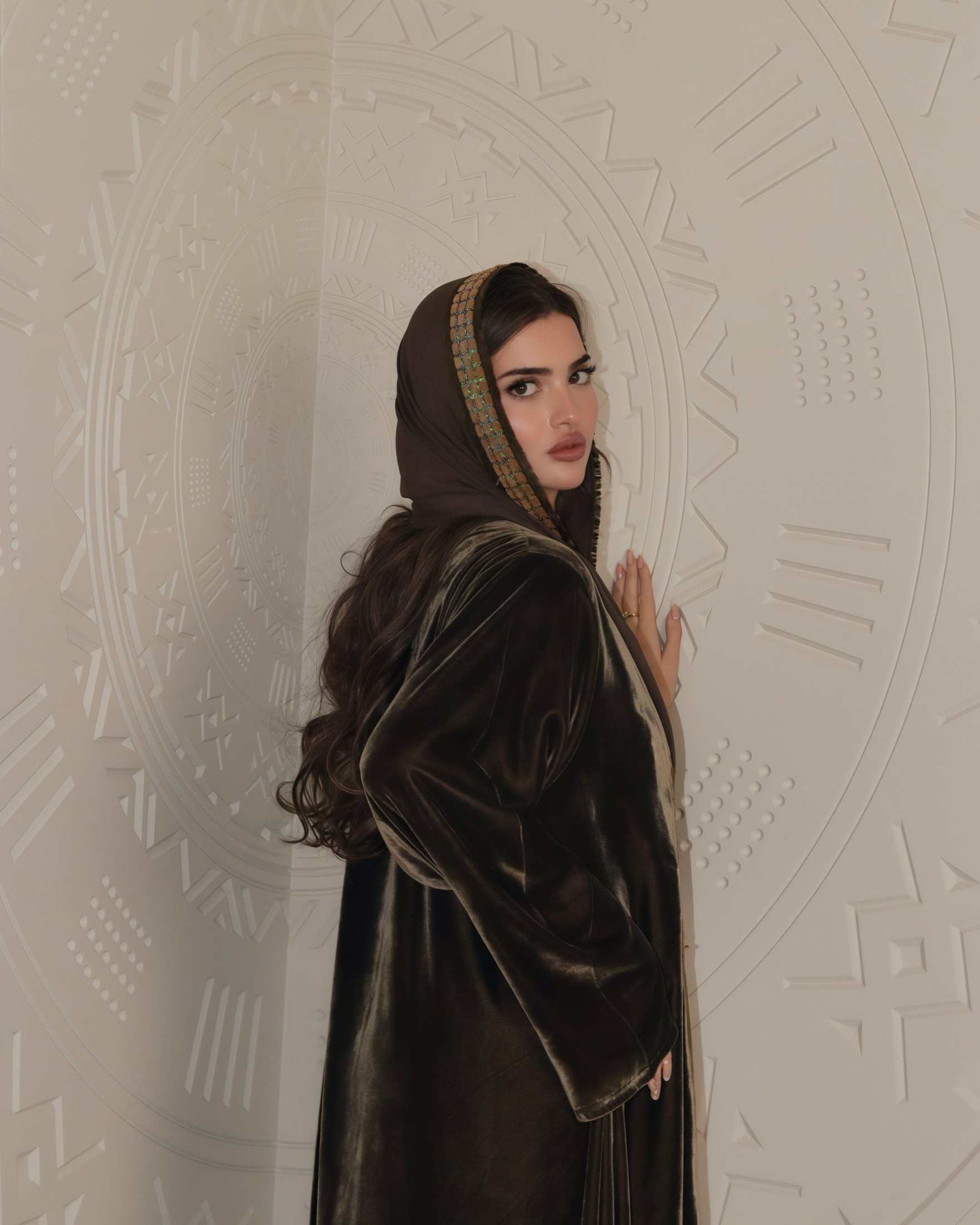 MWT825 - عباية مخمل مع تدخيلة كلفة بالامام - Aya